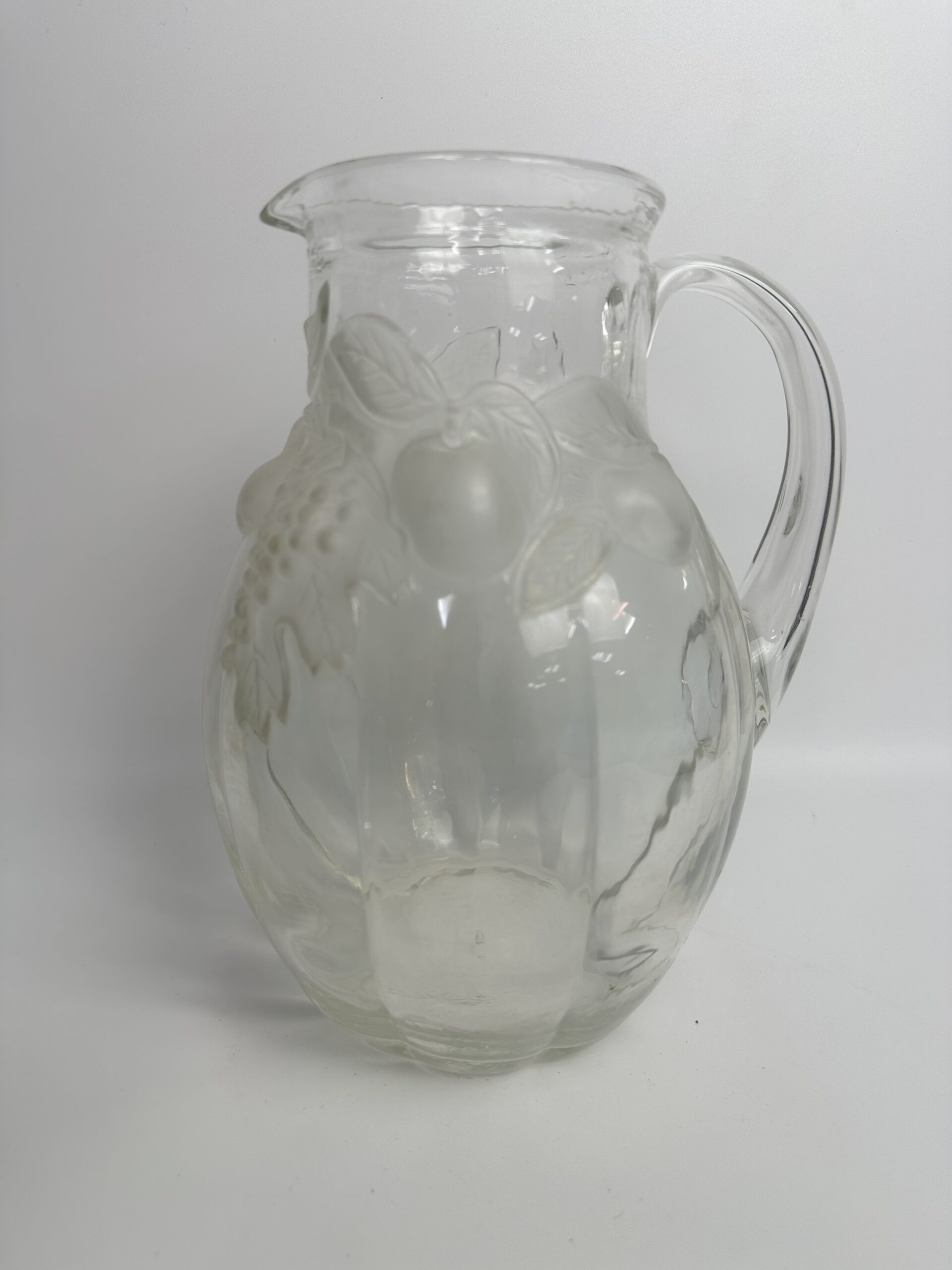Carafe vintage en verre moulé à décor de fruits en relief – Image 10