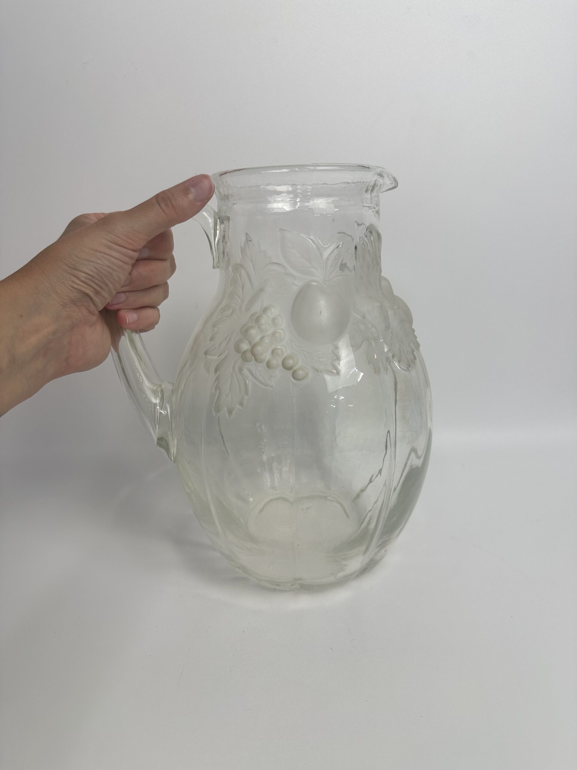 Carafe vintage en verre moulé à décor de fruits en relief – Image 11