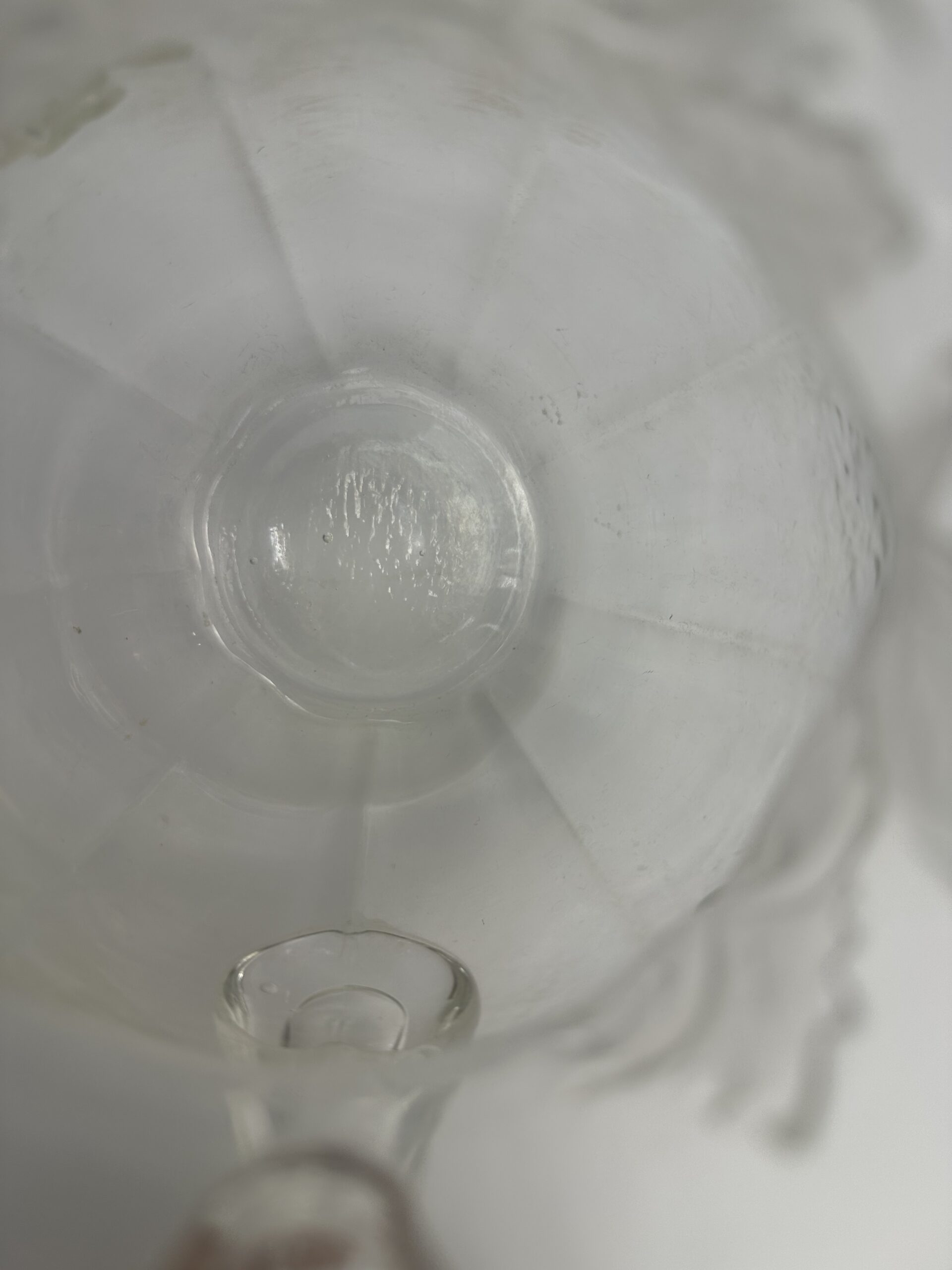 Carafe vintage en verre moulé à décor de fruits en relief – Image 12