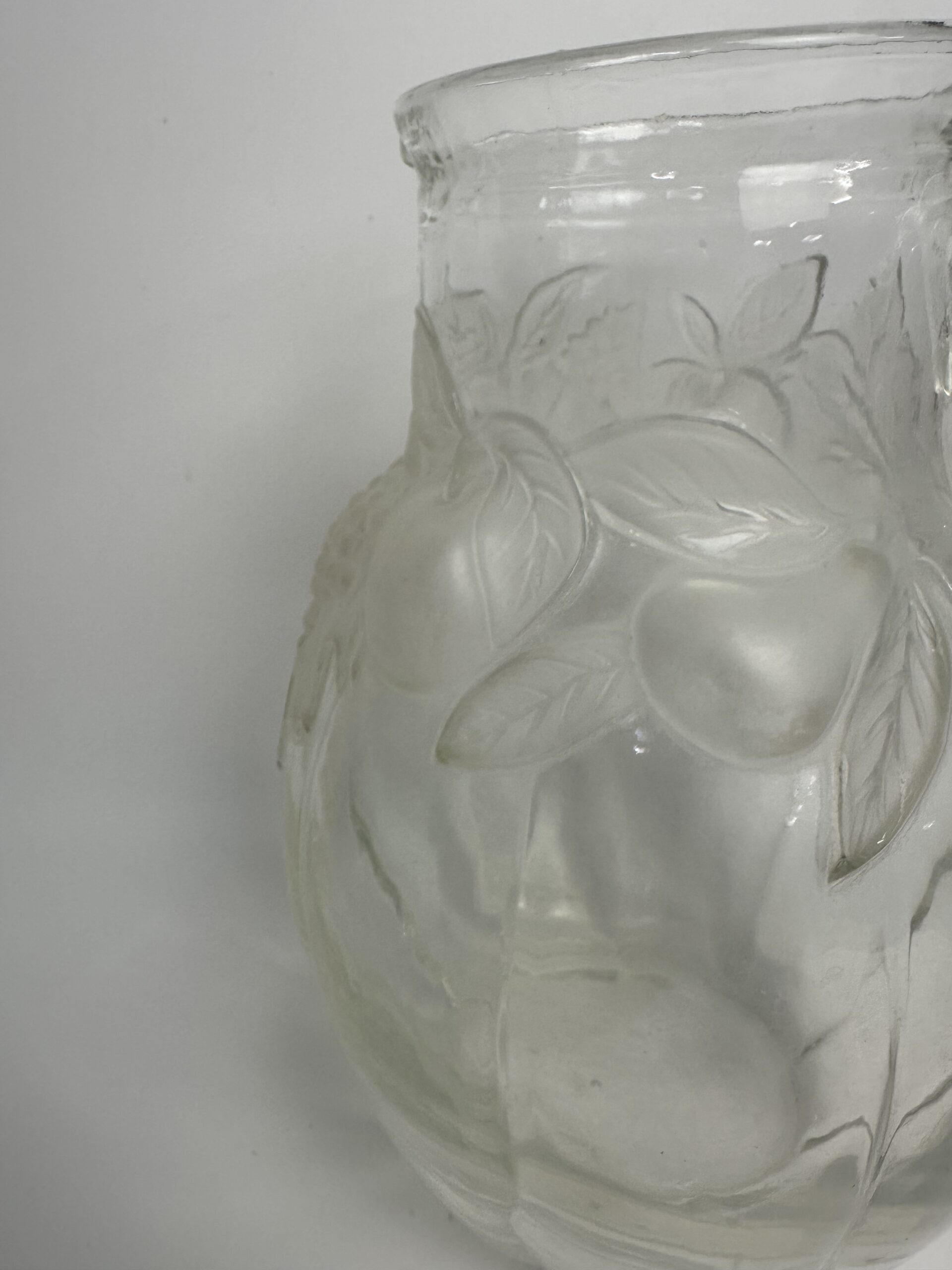 Carafe vintage en verre moulé à décor de fruits en relief – Image 14