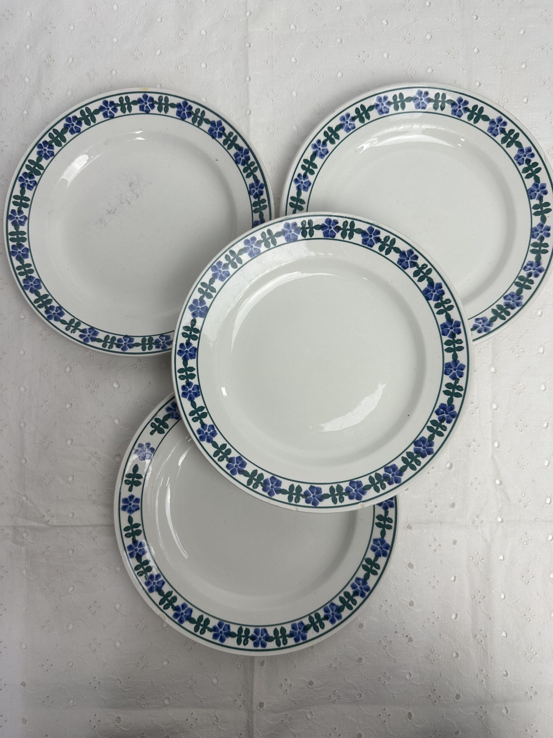 4 assiettes Saint Amand frise fleurie verte et bleue