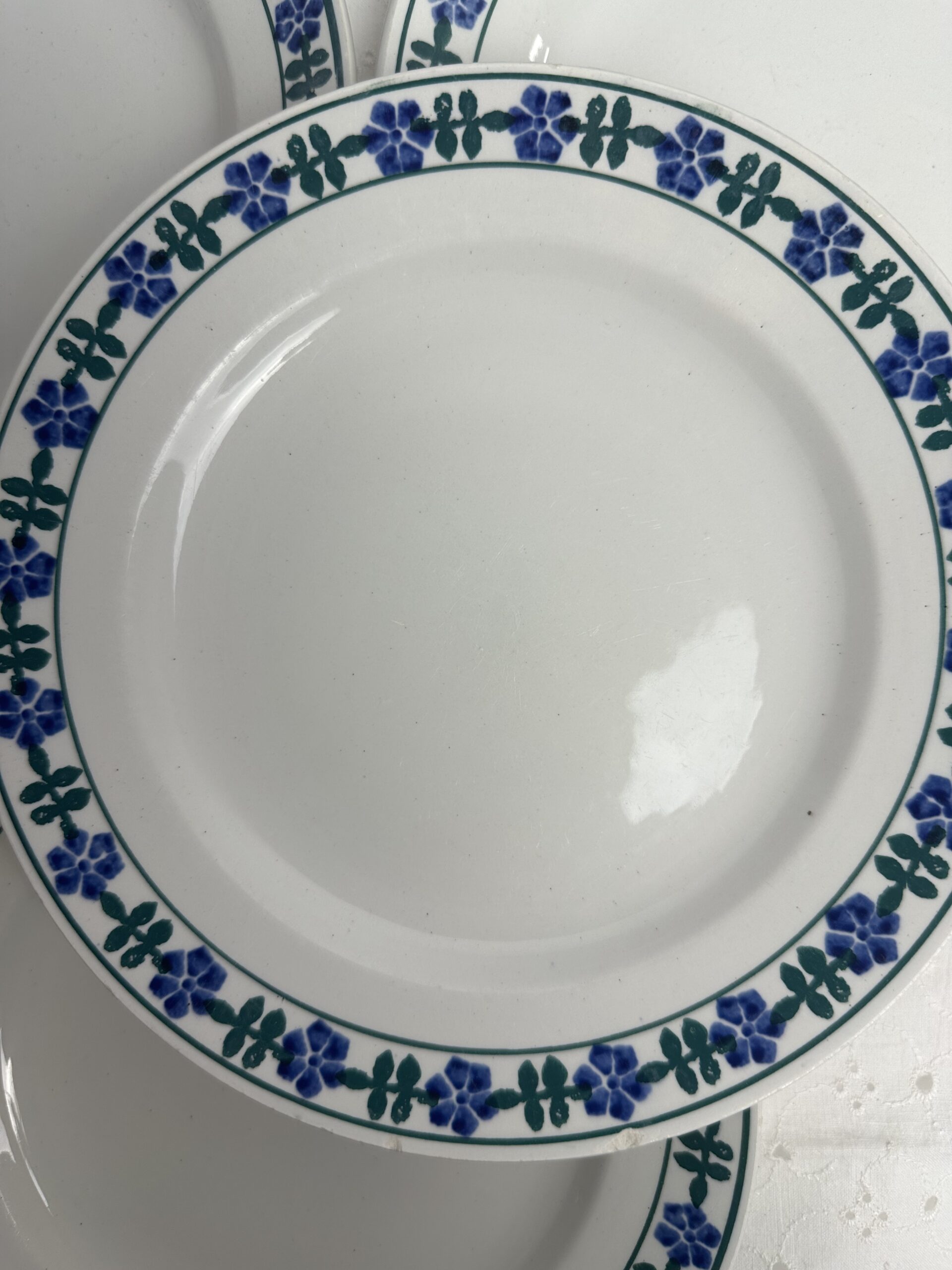 4 assiettes Saint Amand frise fleurie verte et bleue – Image 3