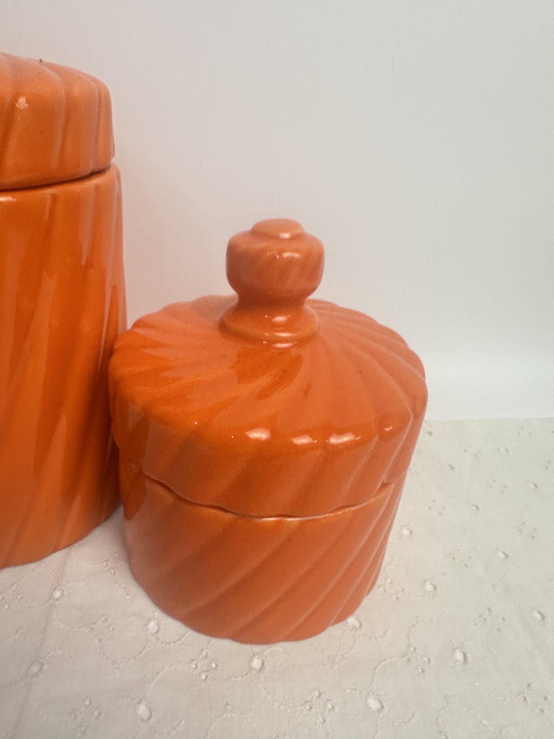 Ensemble orange salle de bain vintage en céramique années 70 – Image 9