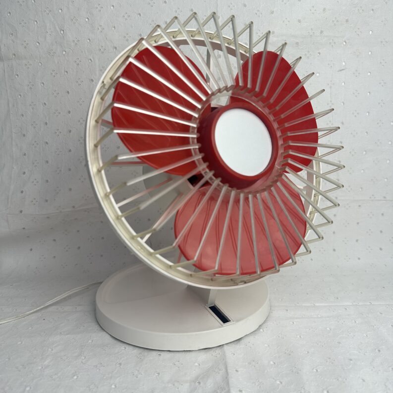 Ventilateur vintage rouge et blanc en plastique