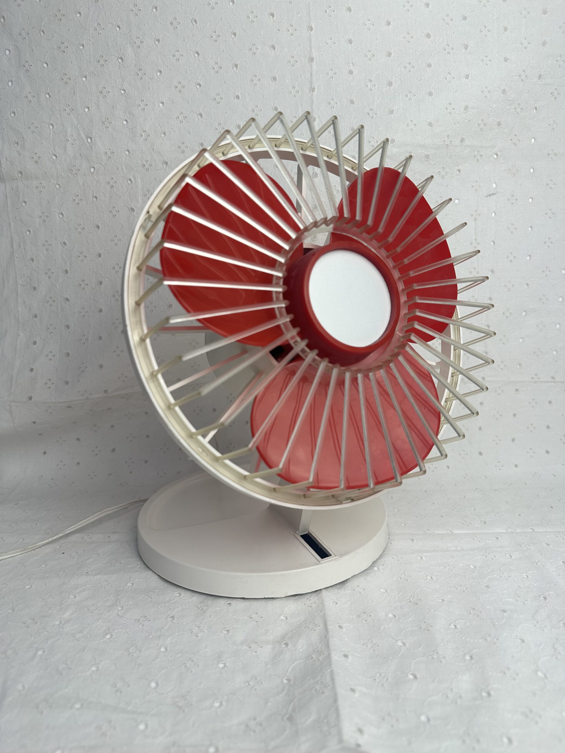 Ventilateur vintage rouge et blanc en plastique
