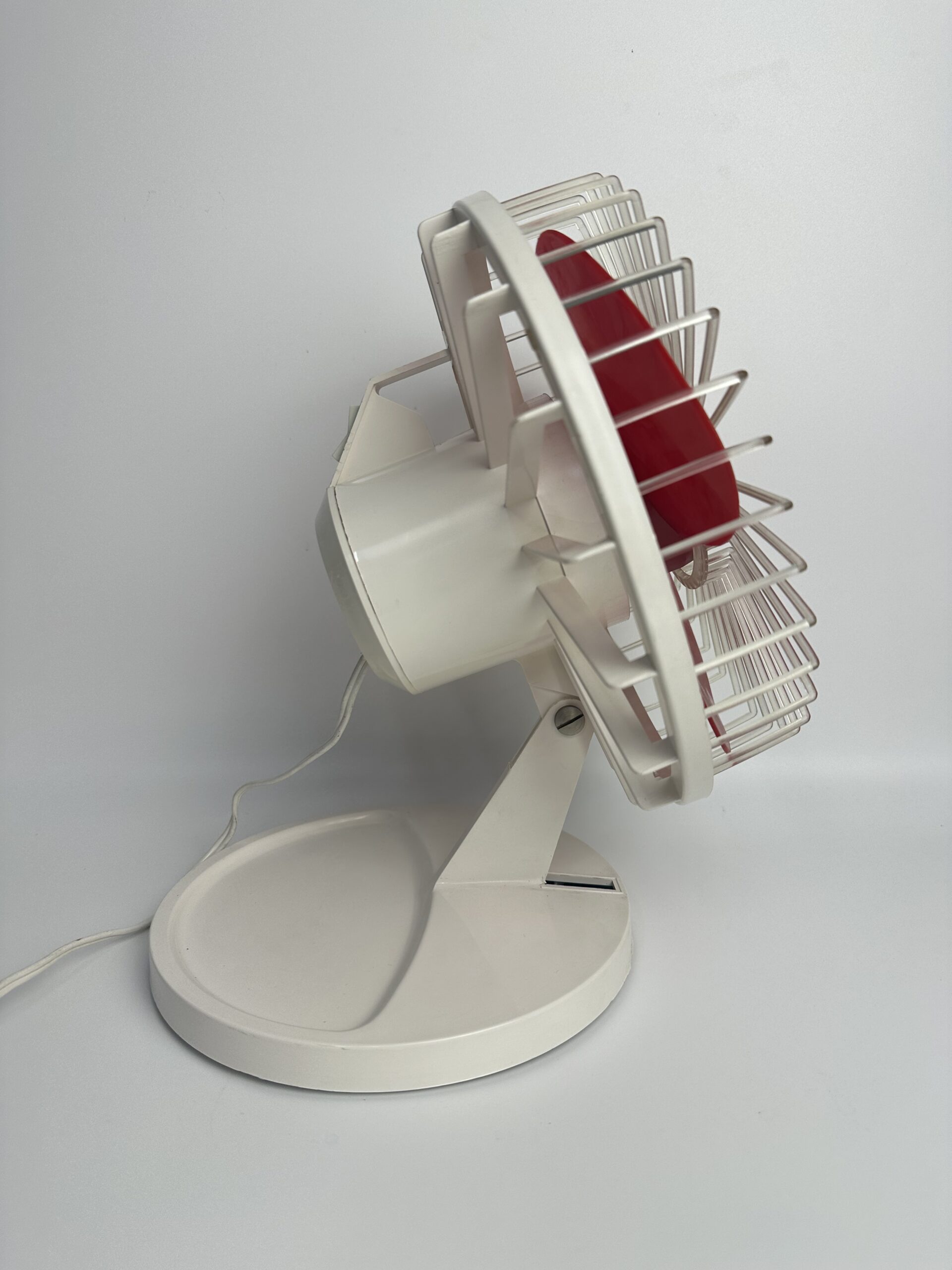 Ventilateur vintage rouge et blanc en plastique – Image 2