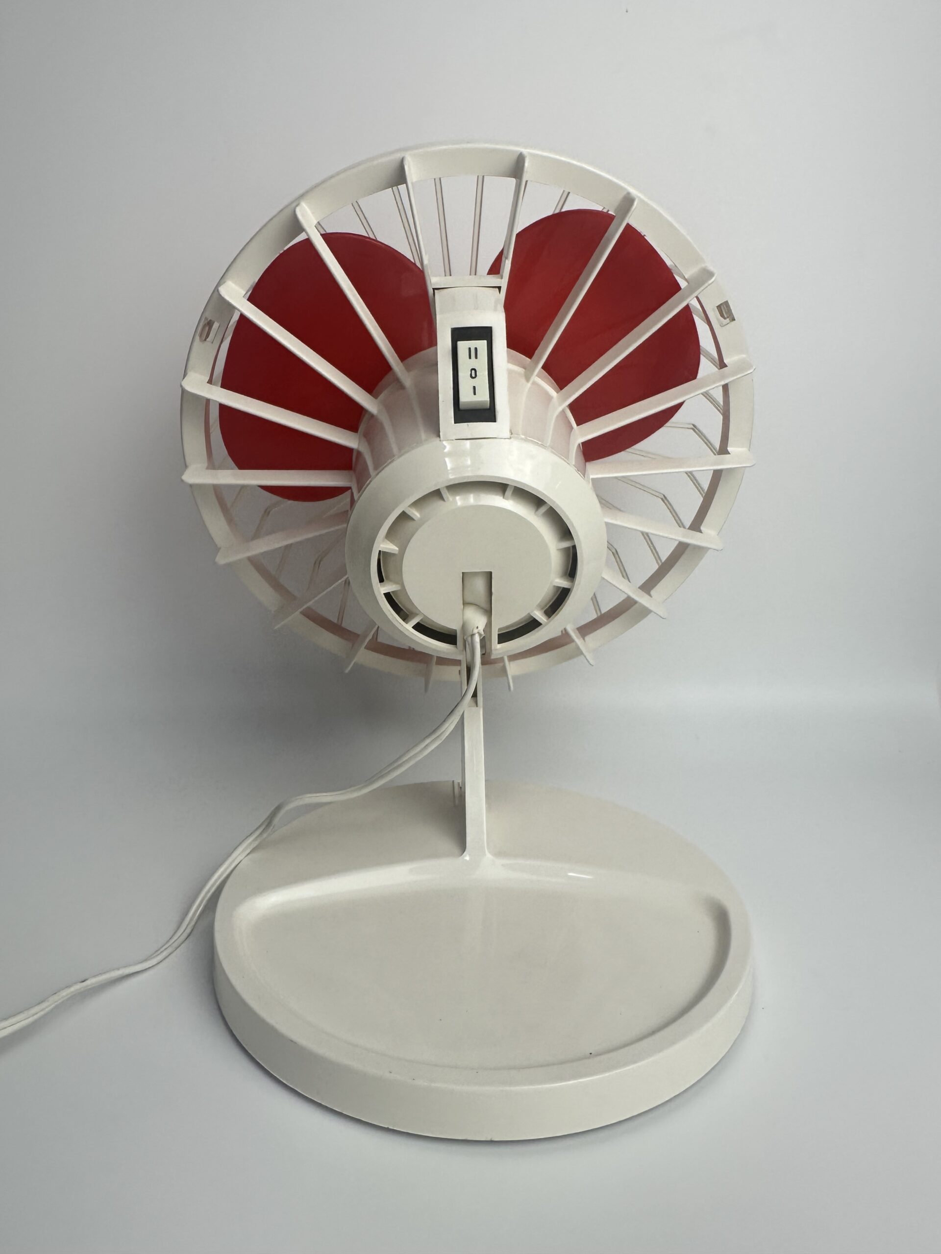 Ventilateur vintage rouge et blanc en plastique – Image 3