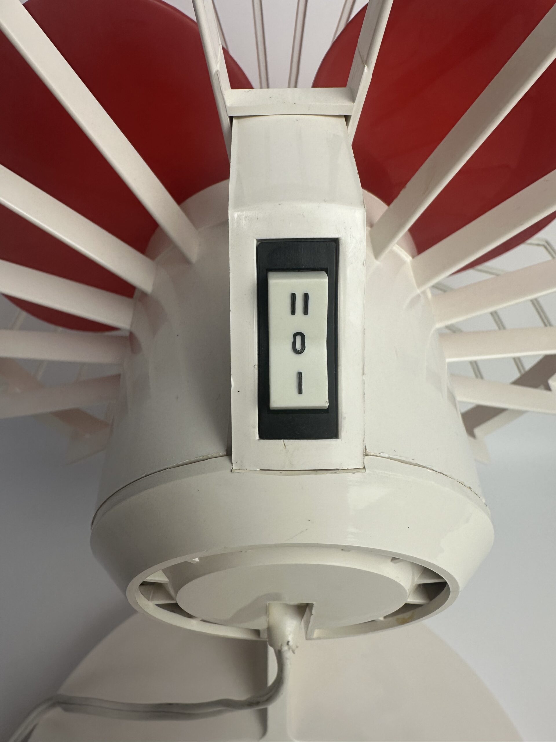 Ventilateur vintage rouge et blanc en plastique – Image 4