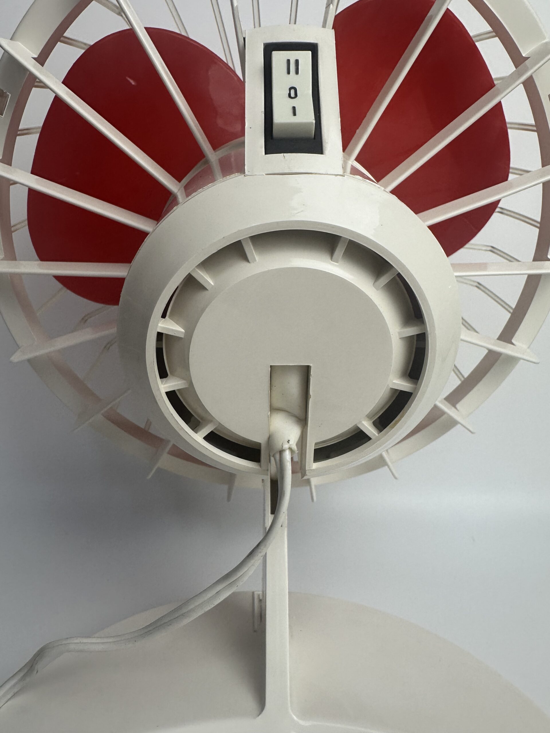 Ventilateur vintage rouge et blanc en plastique – Image 5