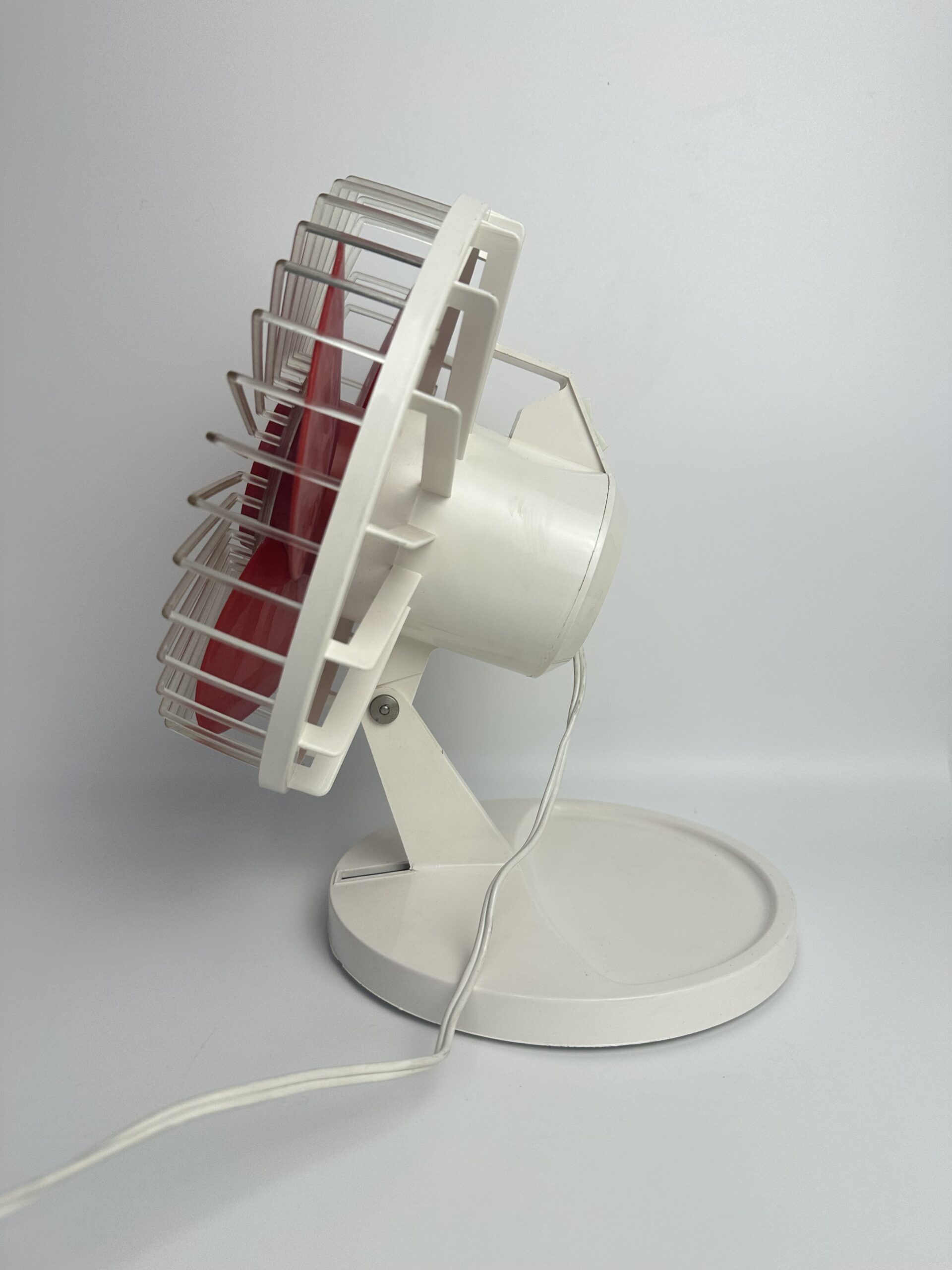 Ventilateur vintage rouge et blanc en plastique – Image 6