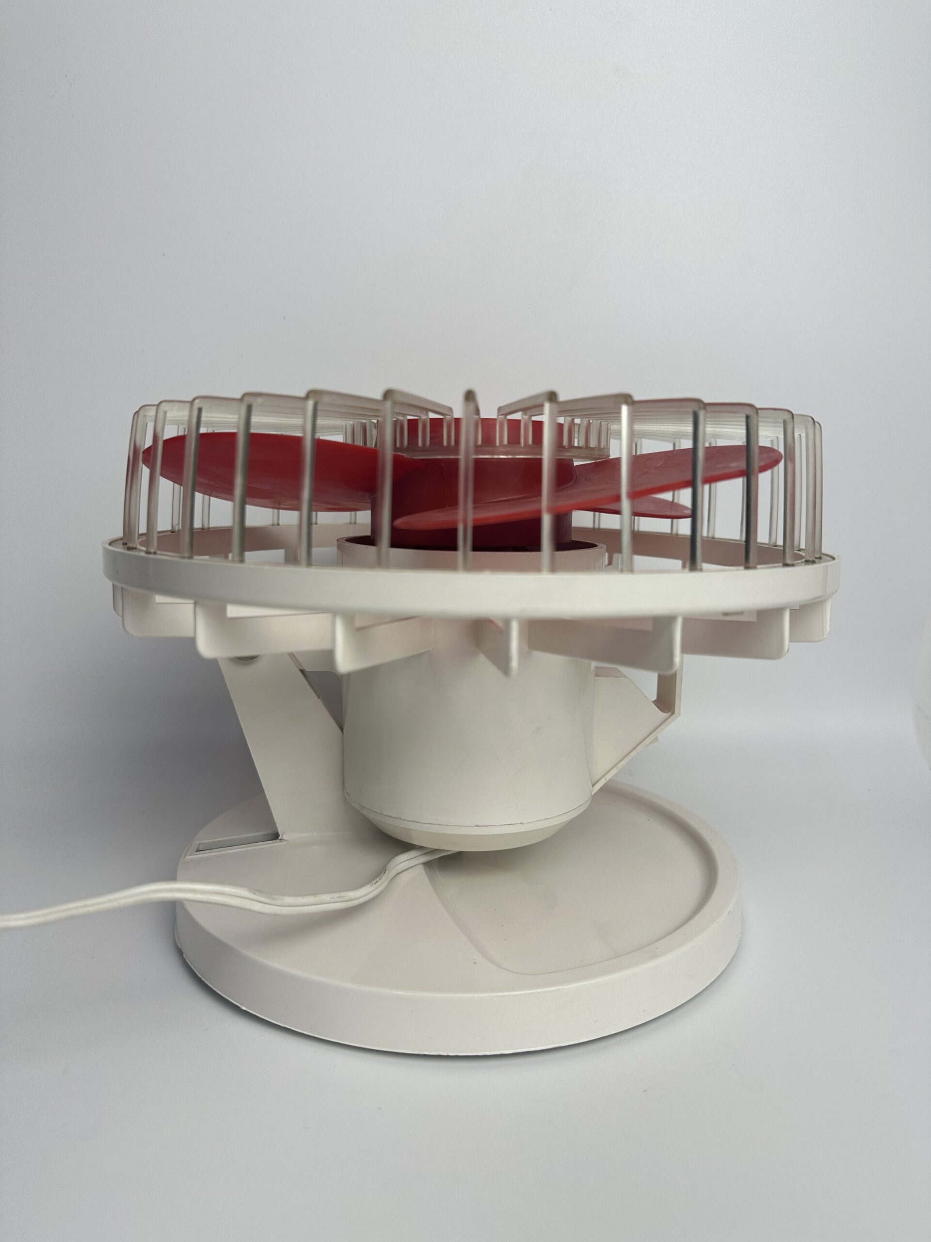 Ventilateur vintage rouge et blanc en plastique – Image 7