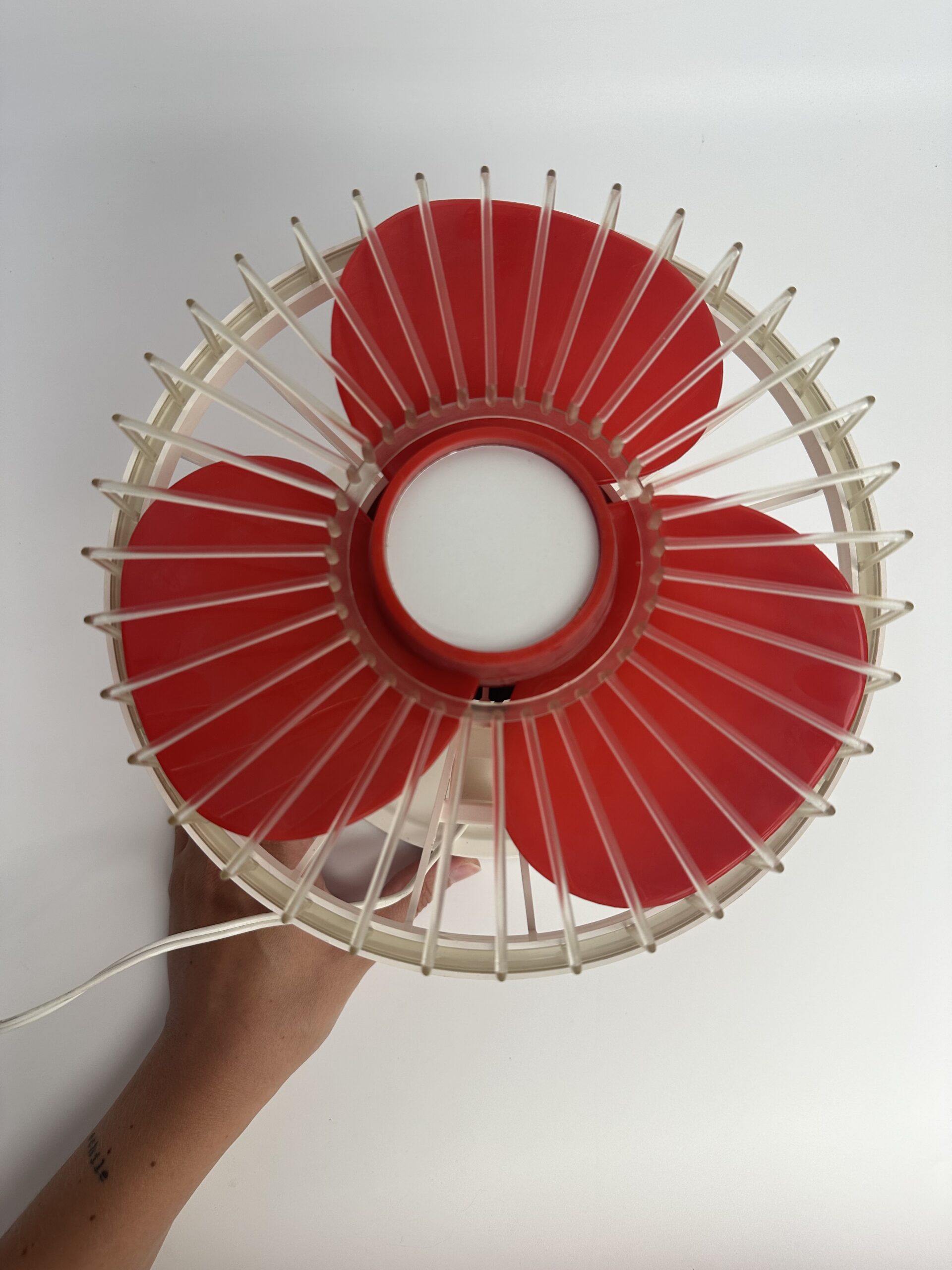Ventilateur vintage rouge et blanc en plastique – Image 8