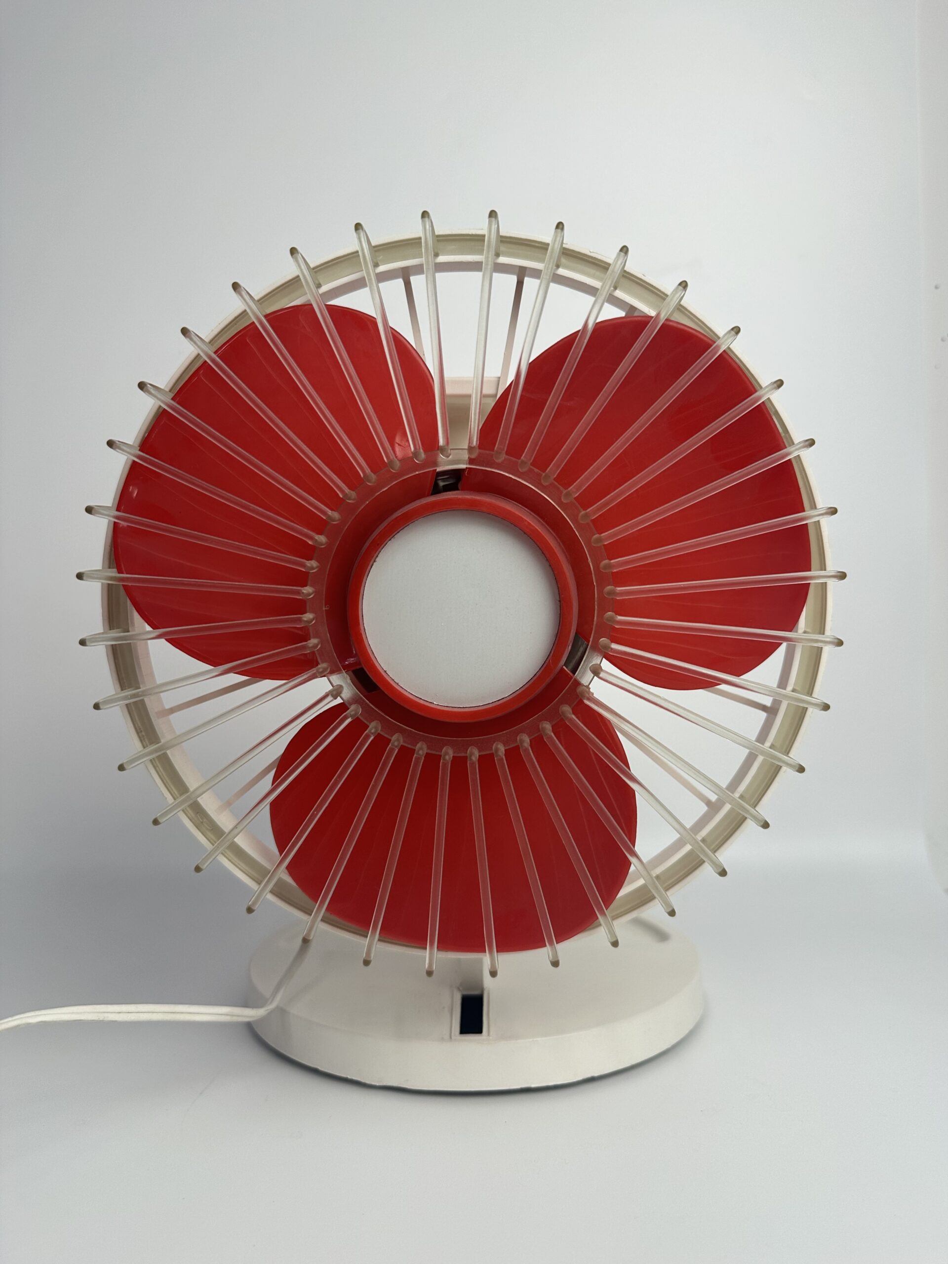 Ventilateur vintage rouge et blanc en plastique – Image 9