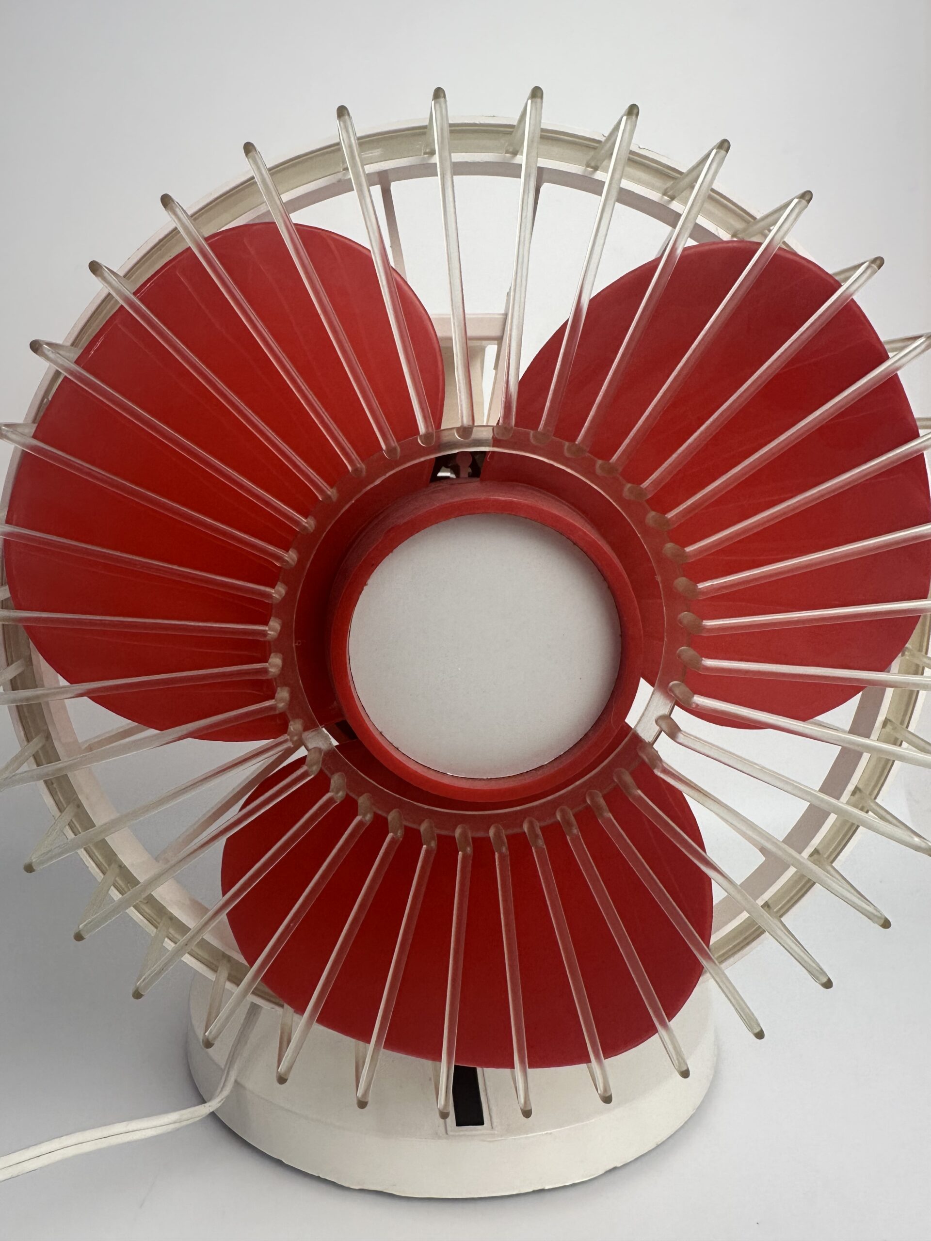 Ventilateur vintage rouge et blanc en plastique – Image 10