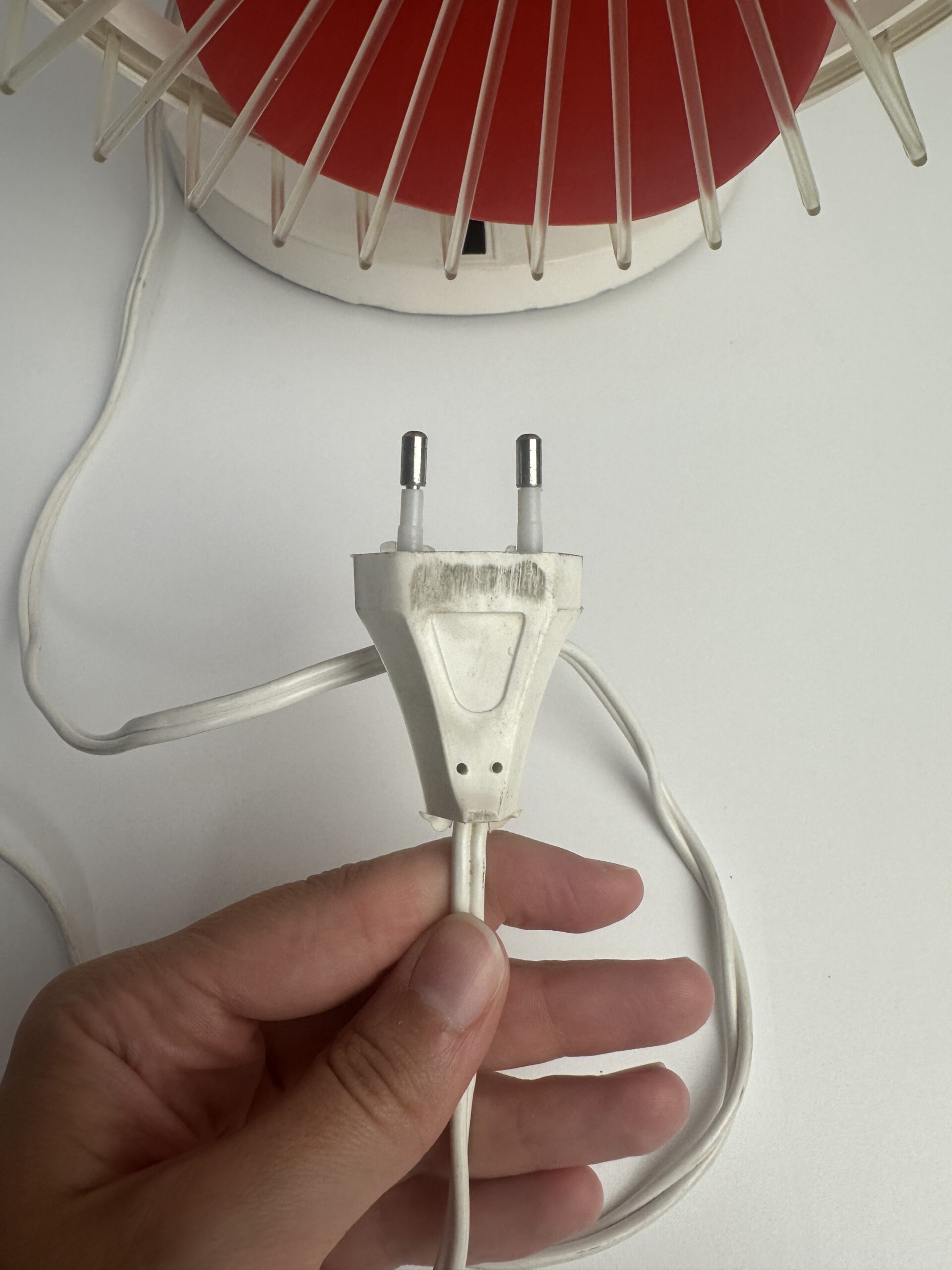 Ventilateur vintage rouge et blanc en plastique – Image 11