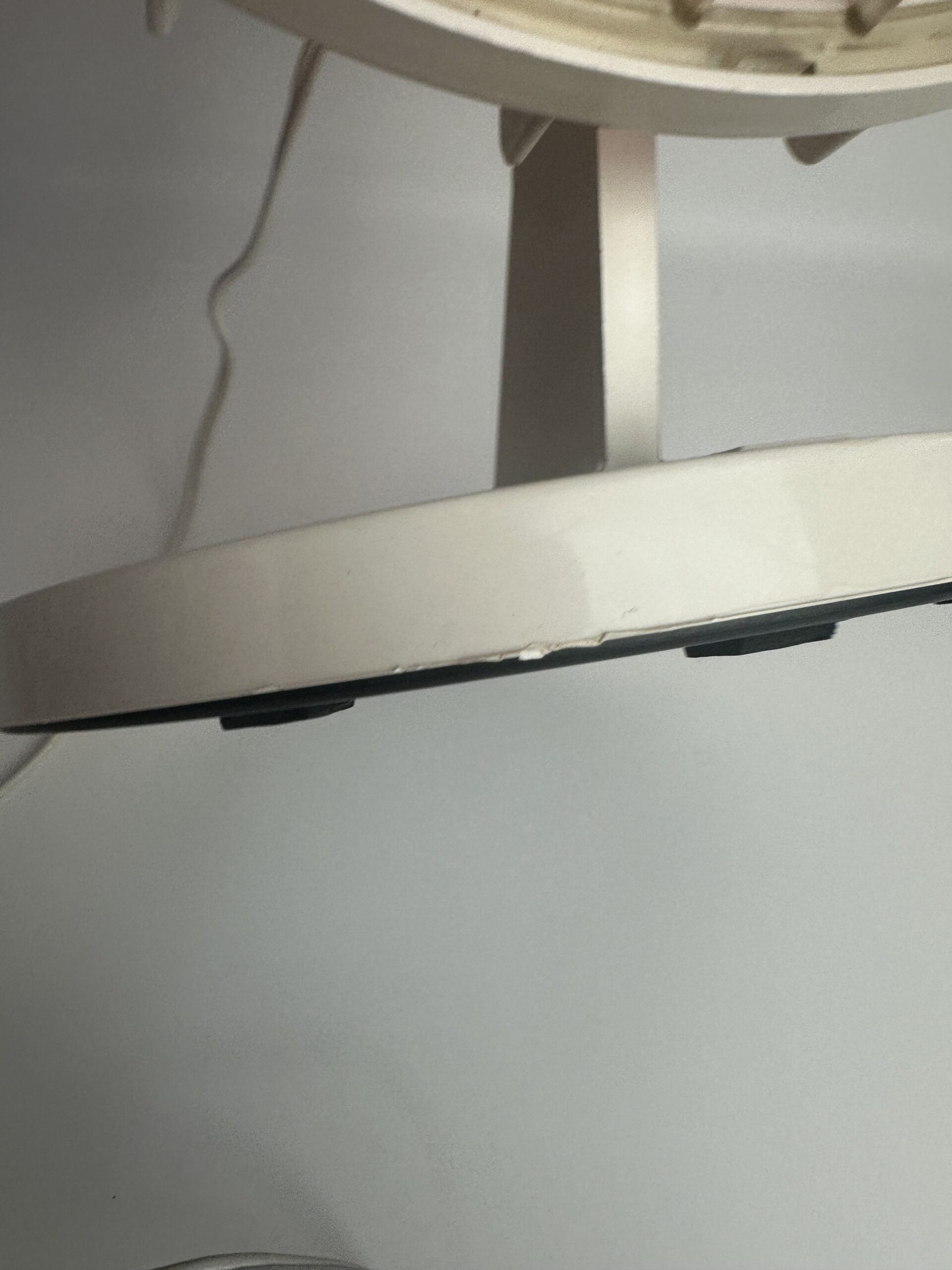 Ventilateur vintage rouge et blanc en plastique – Image 12