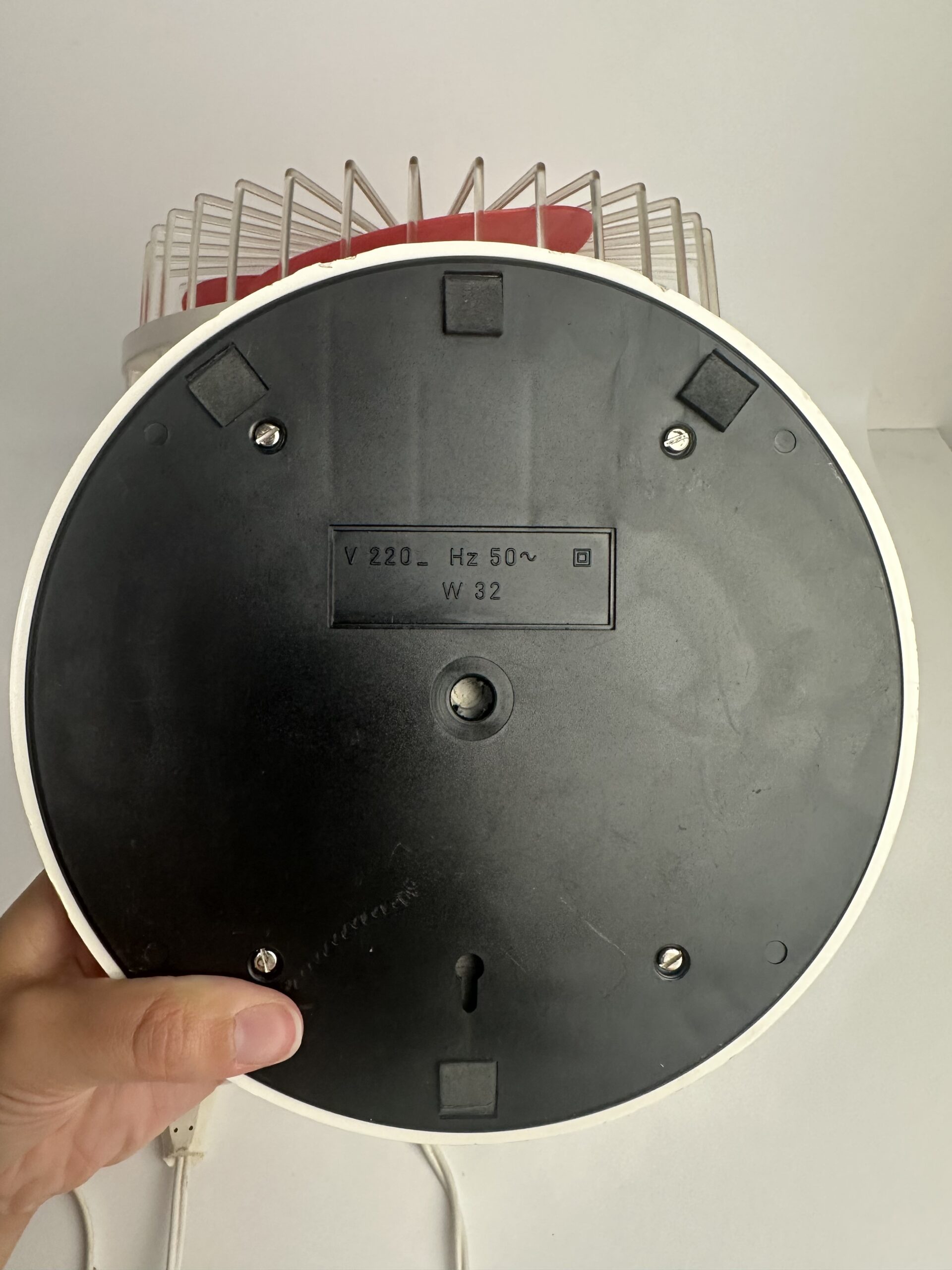 Ventilateur vintage rouge et blanc en plastique – Image 13