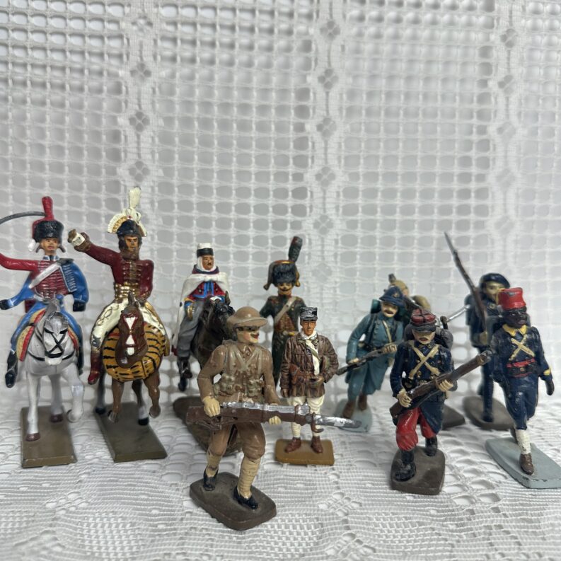 Lot de 14 figurines de soldats de collection