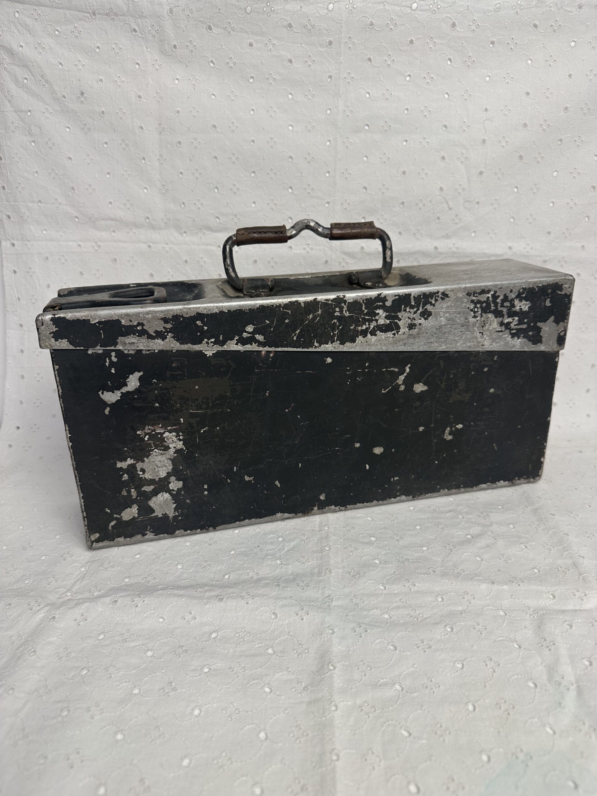 Ancienne caisse à munitions militaire en métal