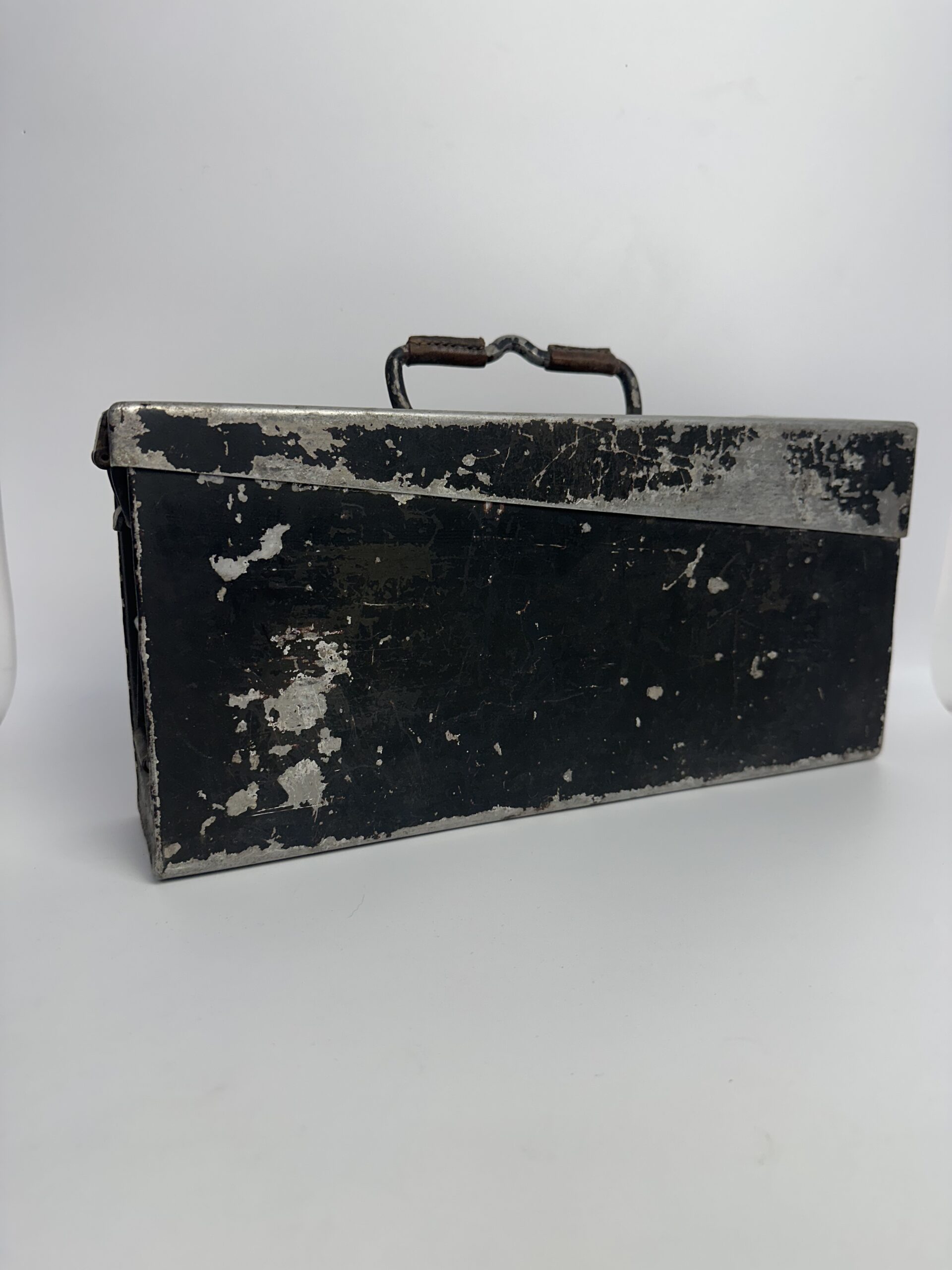 Ancienne caisse à munitions militaire en métal – Image 2