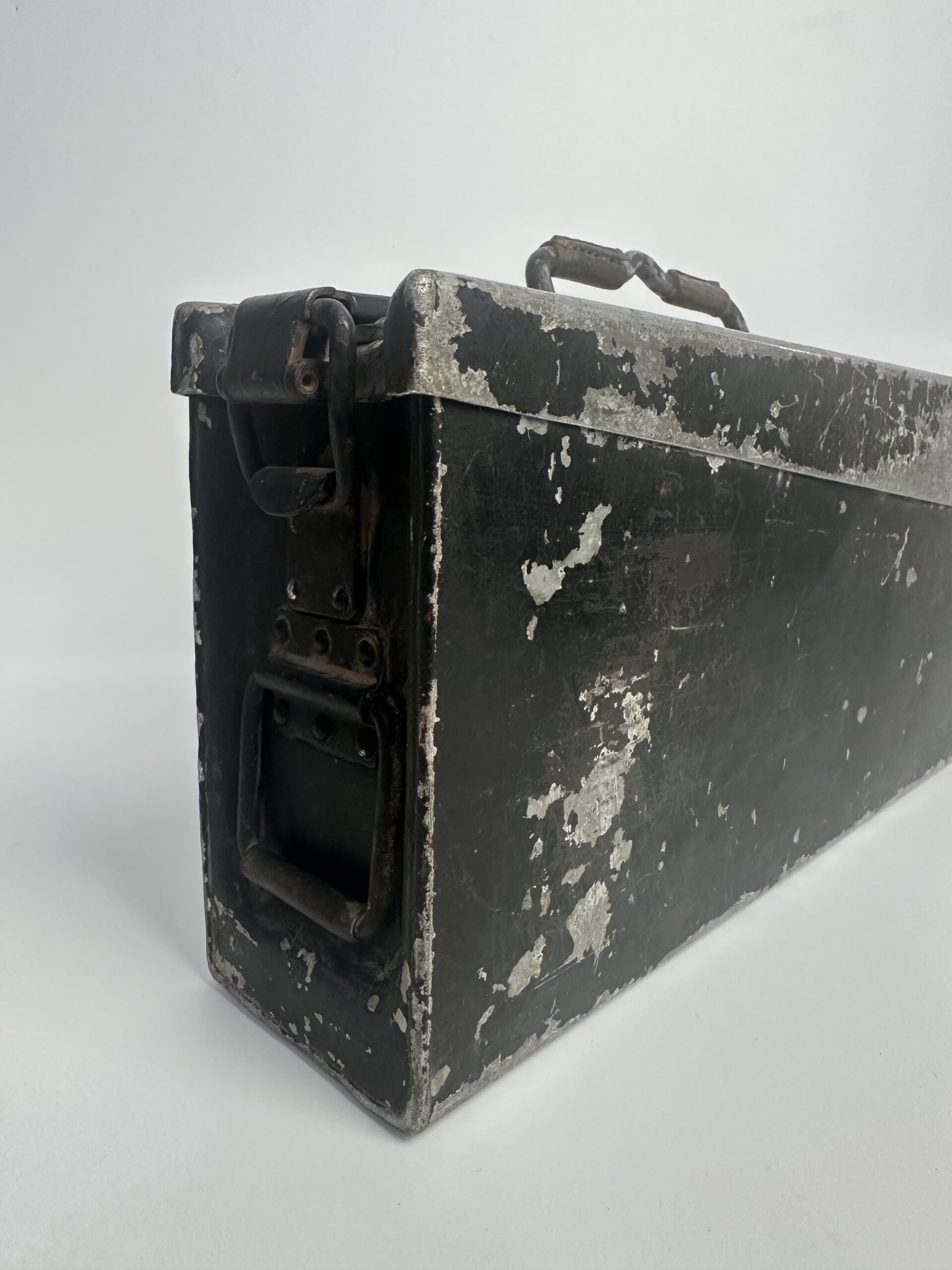 Ancienne caisse à munitions militaire en métal – Image 3