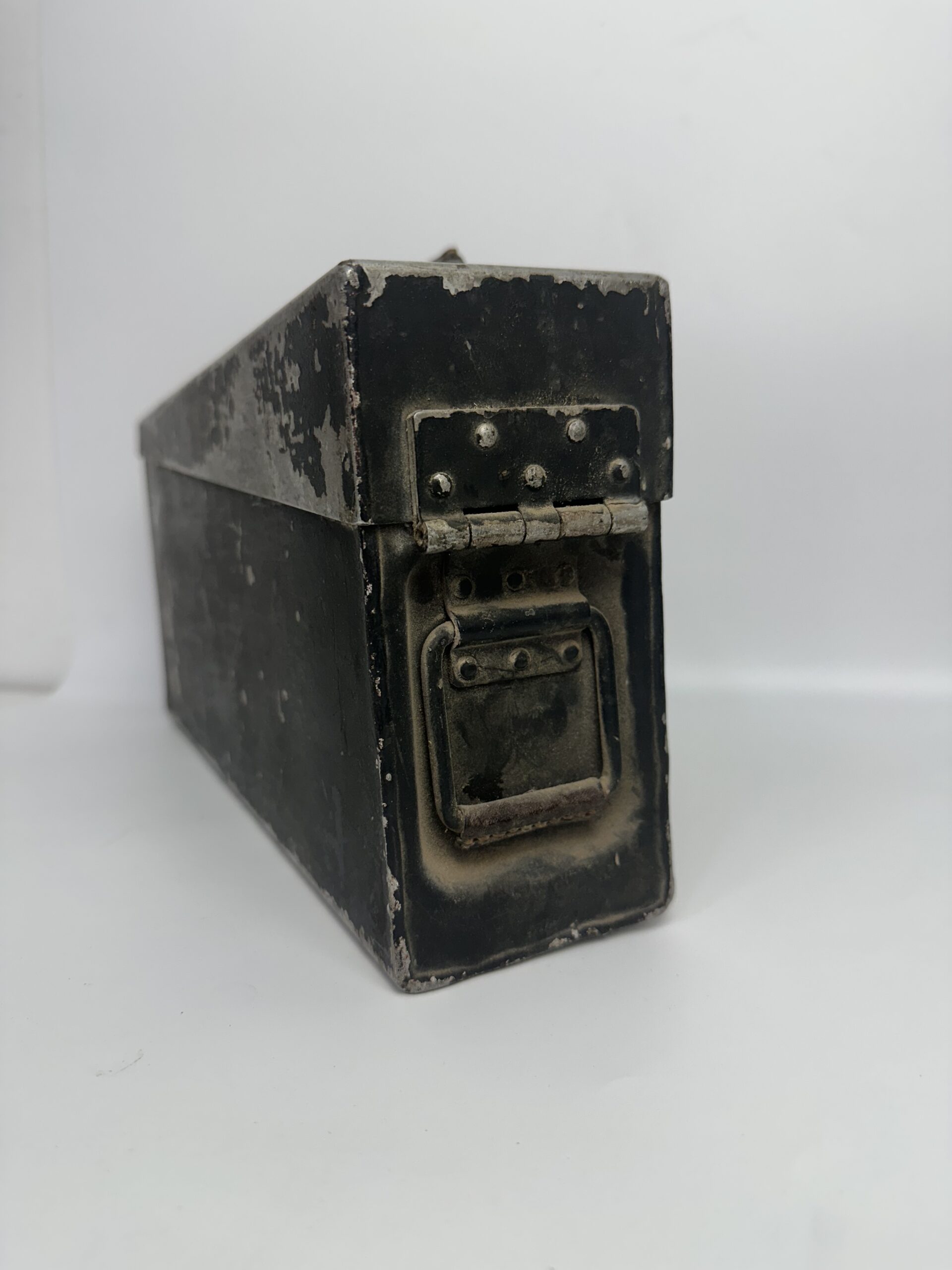 Ancienne caisse à munitions militaire en métal – Image 4