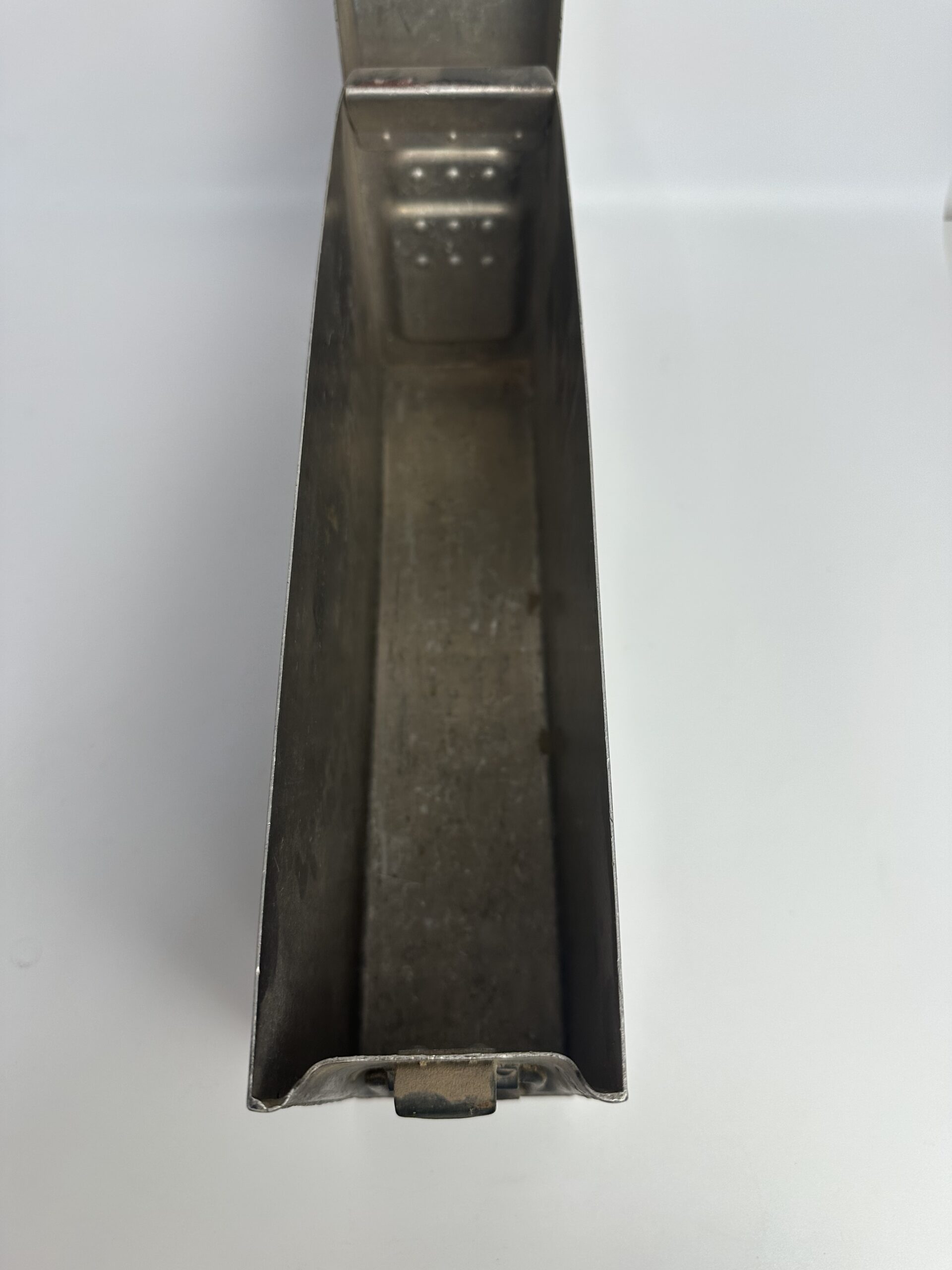 Ancienne caisse à munitions militaire en métal – Image 8