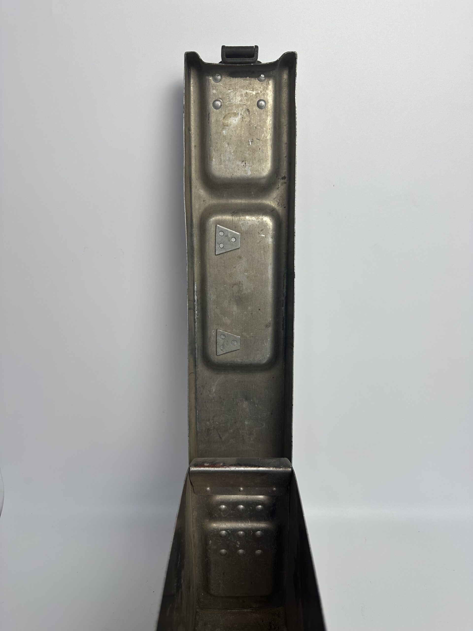 Ancienne caisse à munitions militaire en métal – Image 9