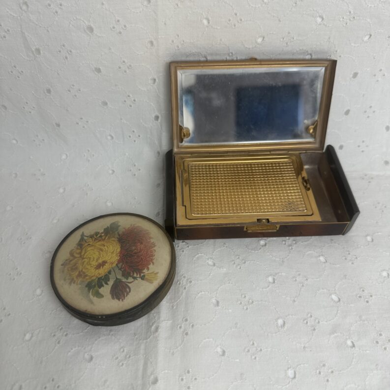 Duo de poudriers anciens
