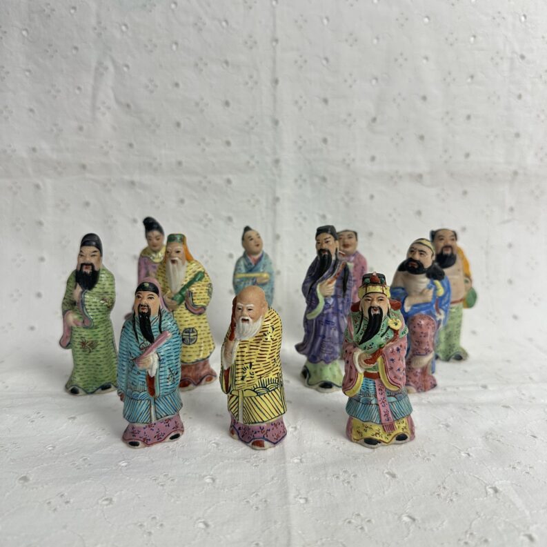 Ensemble 11 figurines chinoises en porcelaine polychrome