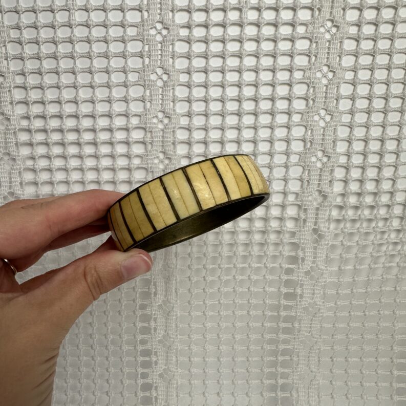 Bracelet jonc ancien en laiton