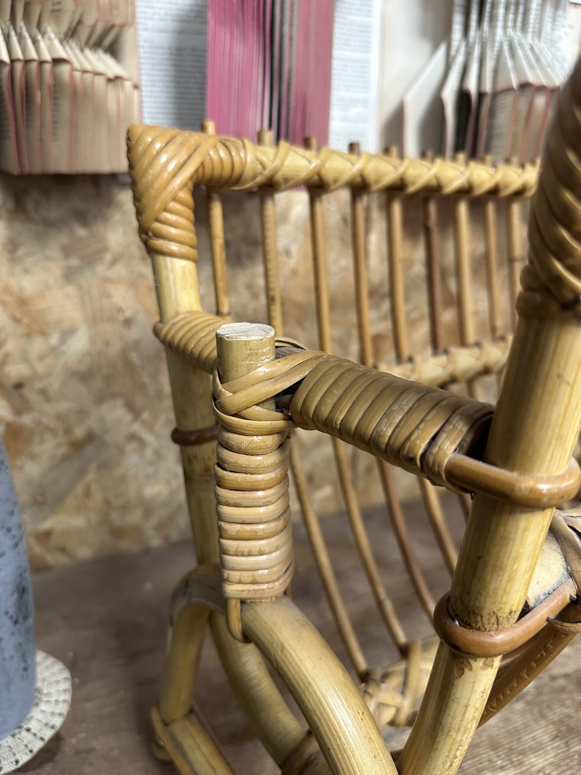 Porte revues vintage en rotin – Image 2
