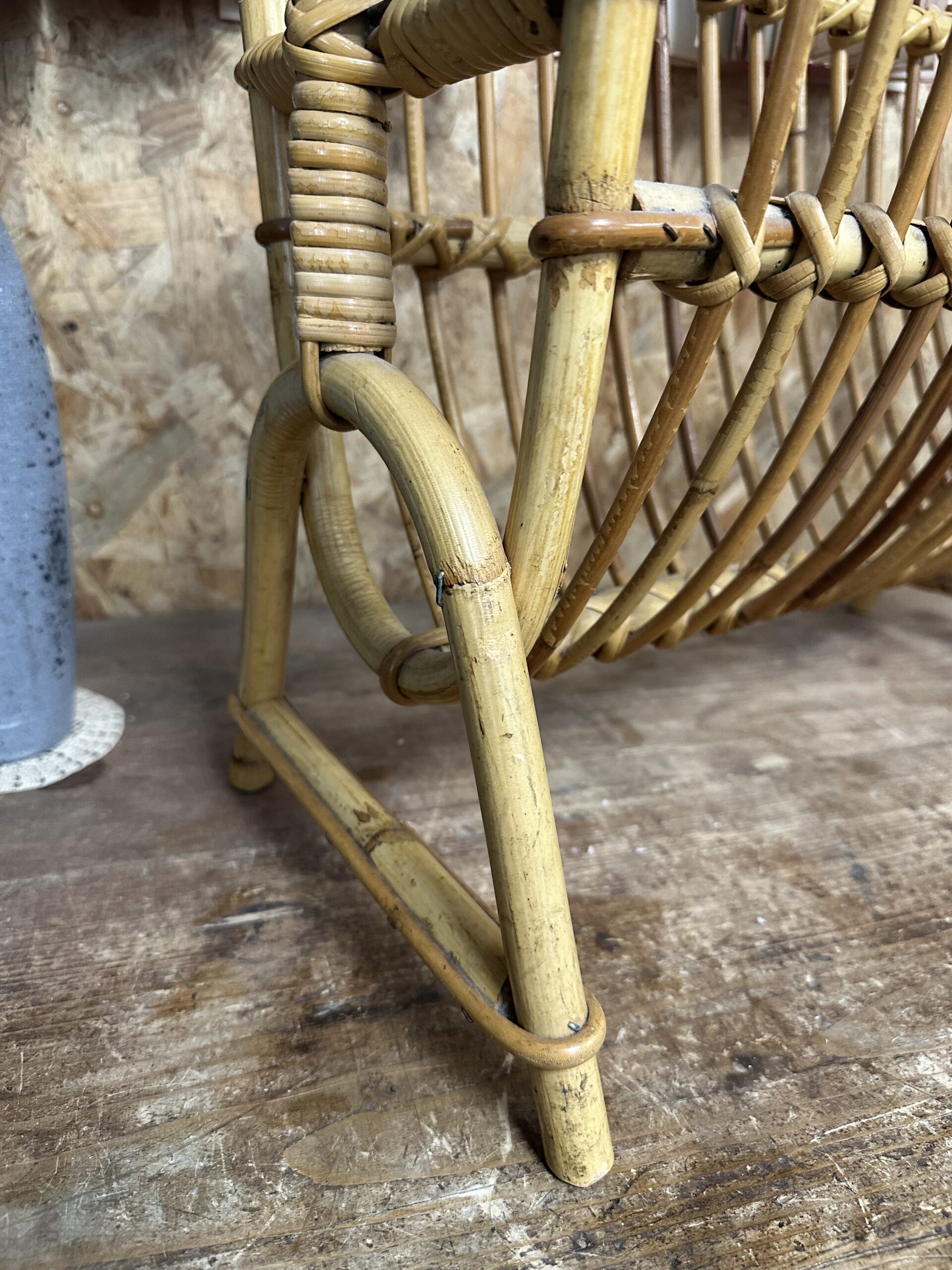 Porte revues vintage en rotin – Image 3