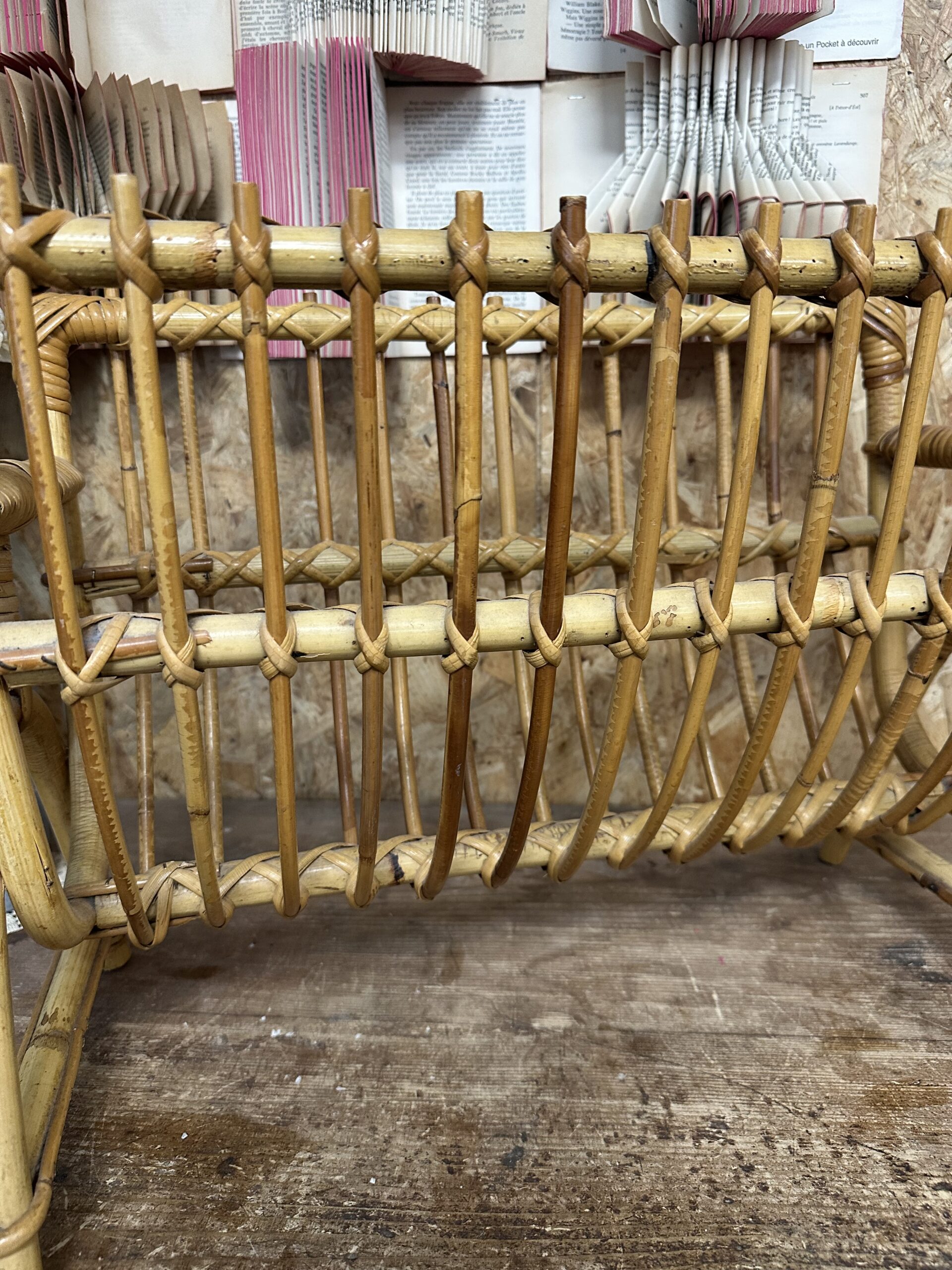 Porte revues vintage en rotin – Image 4