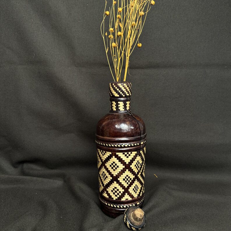 Bouteille vintage gainée cuir et raphia