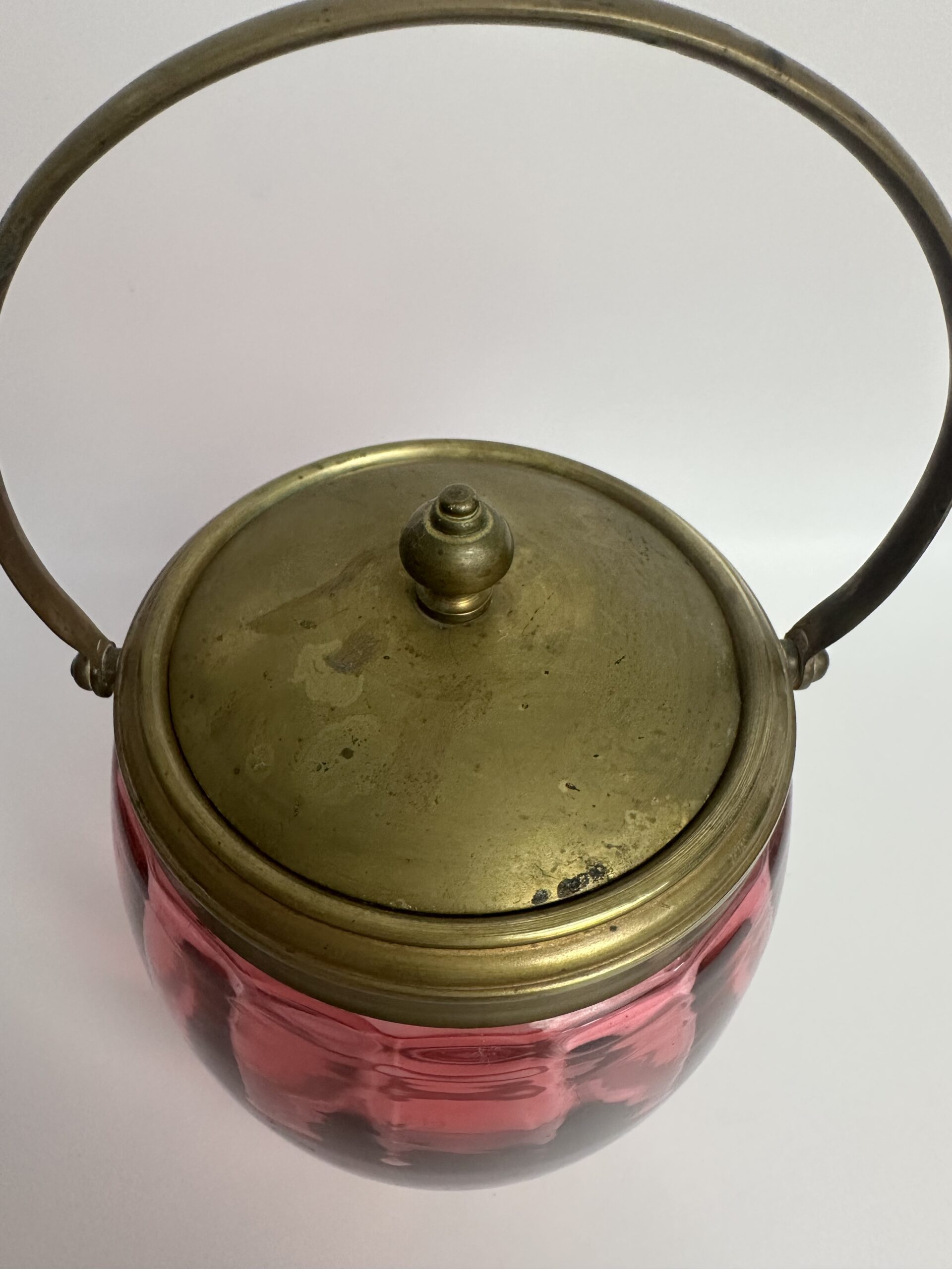 Ancien pot à biscuits en verre rose et laiton – Image 4