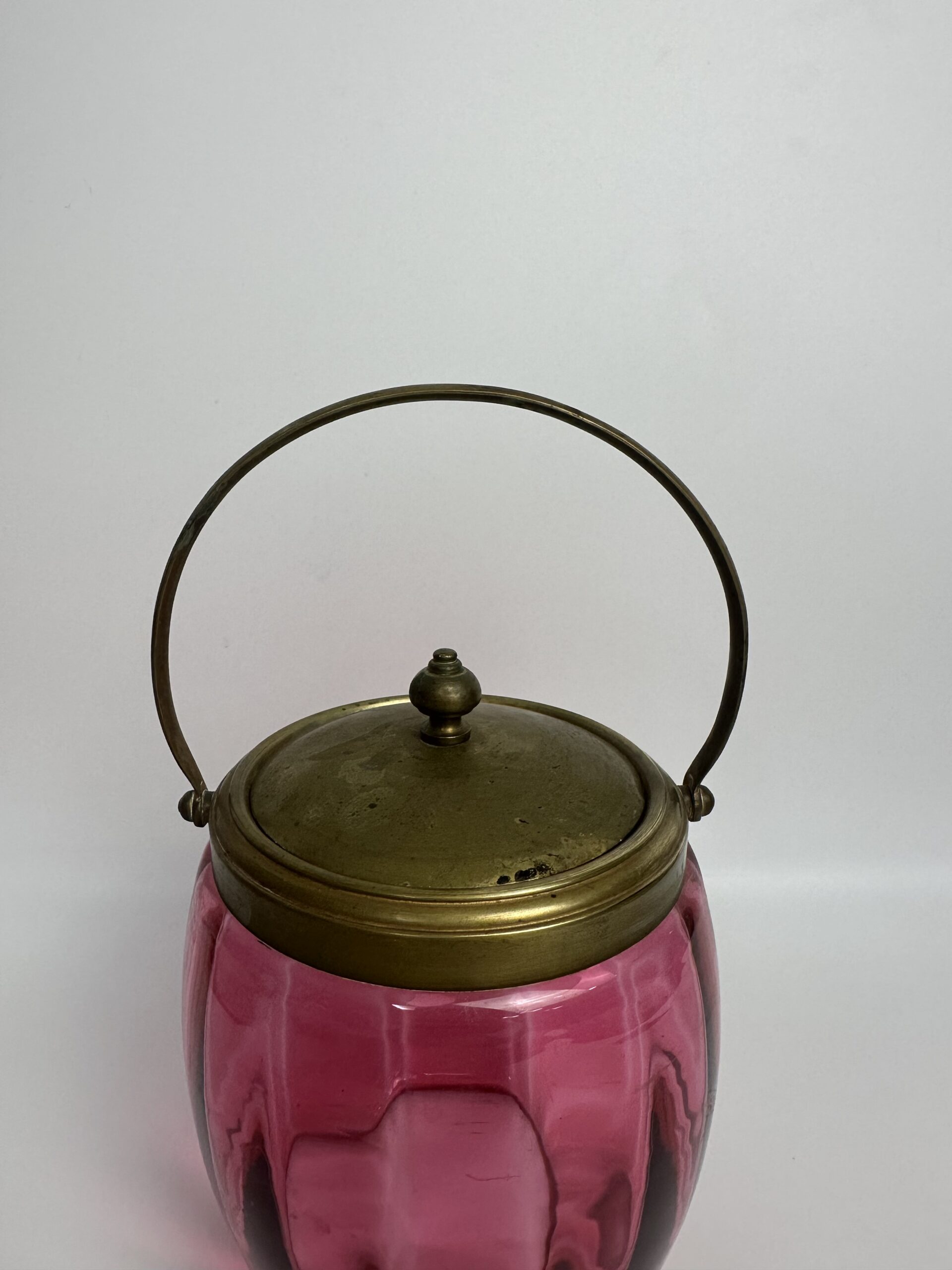 Ancien pot à biscuits en verre rose et laiton – Image 5