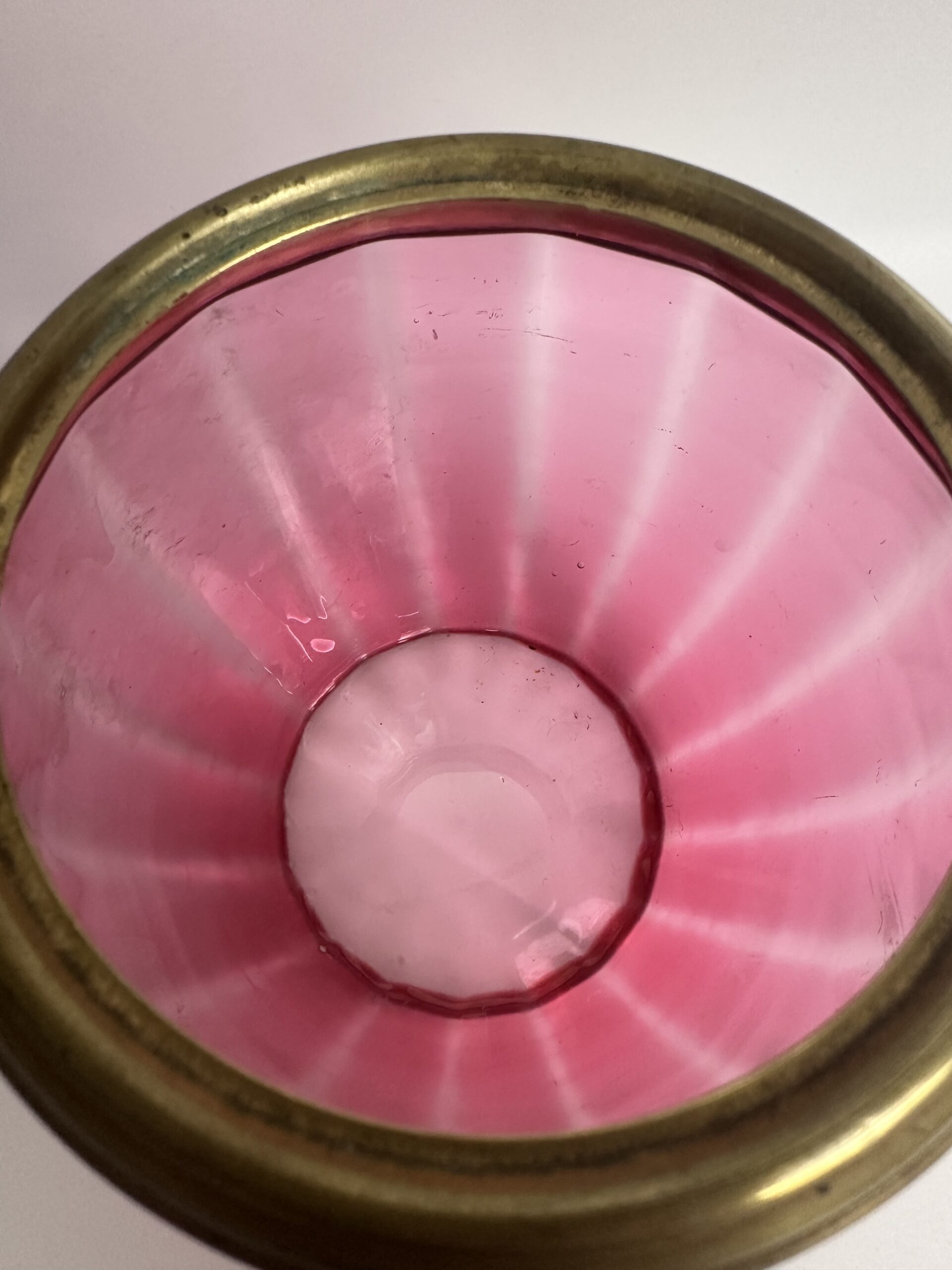 Ancien pot à biscuits en verre rose et laiton – Image 8