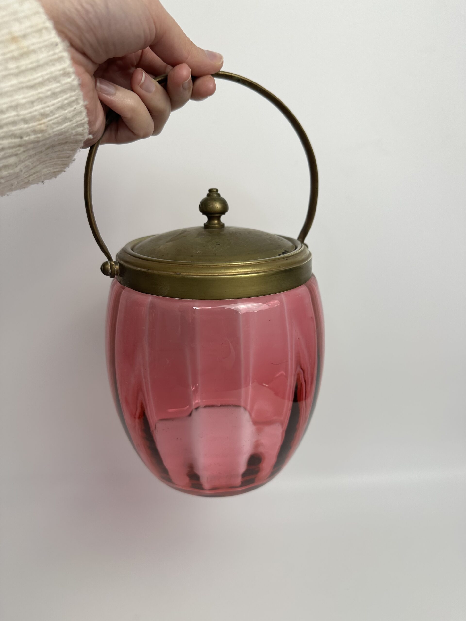 Ancien pot à biscuits en verre rose et laiton – Image 9