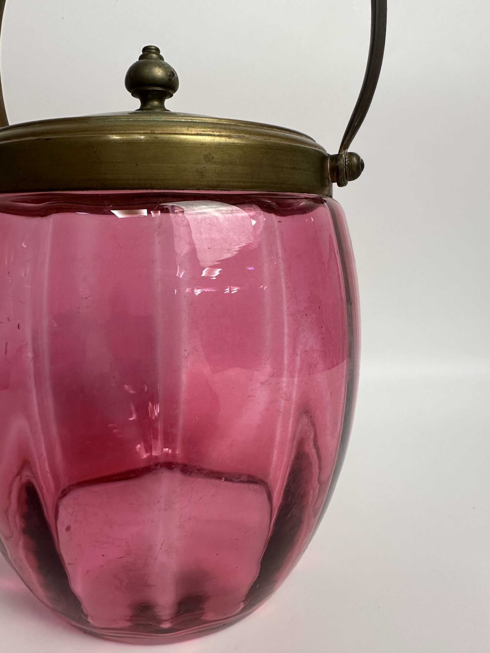 Ancien pot à biscuits en verre rose et laiton – Image 10