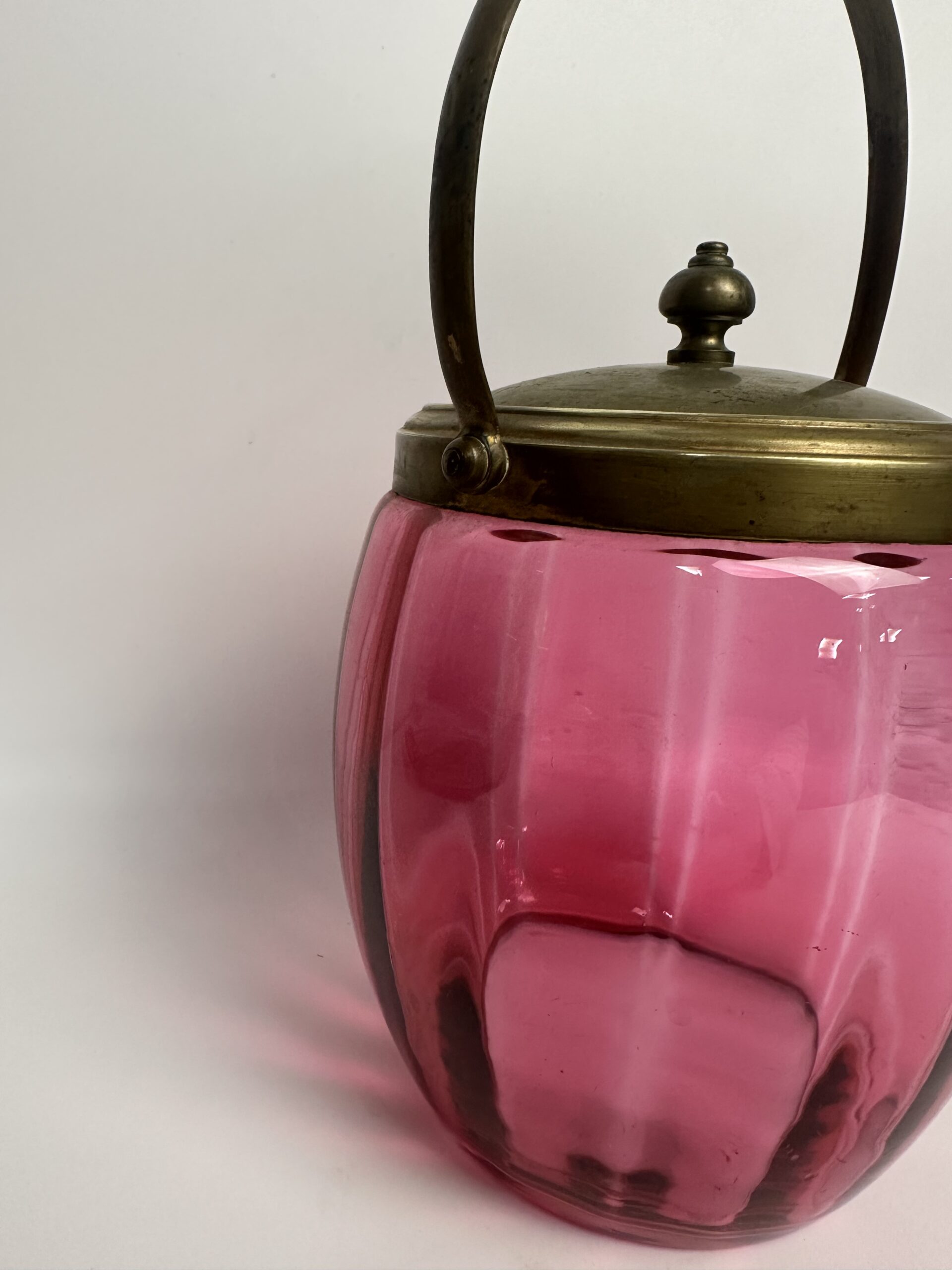 Ancien pot à biscuits en verre rose et laiton – Image 11