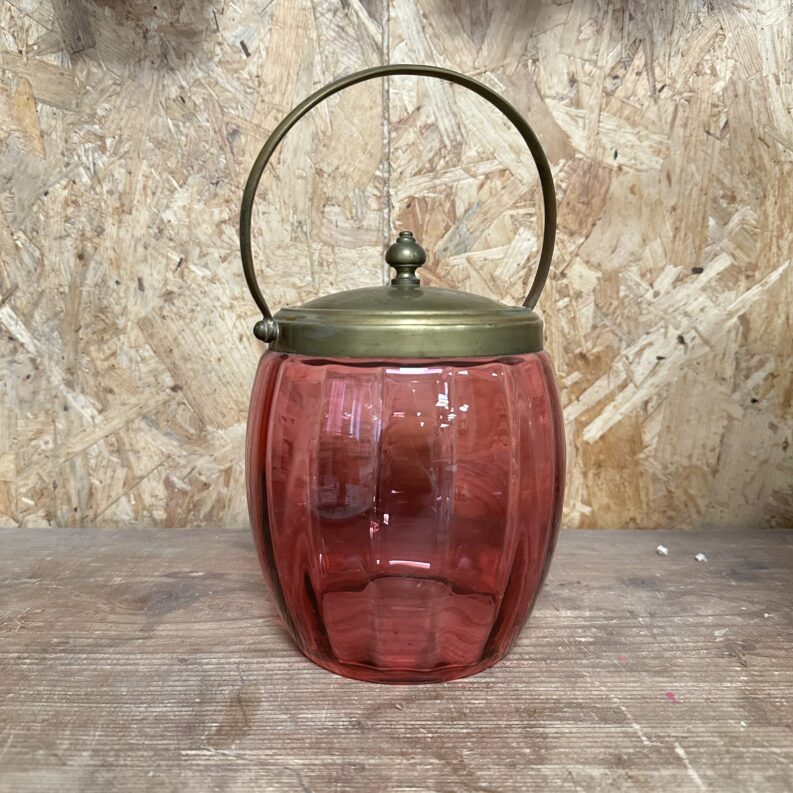 Ancien pot à biscuits en verre rose et laiton