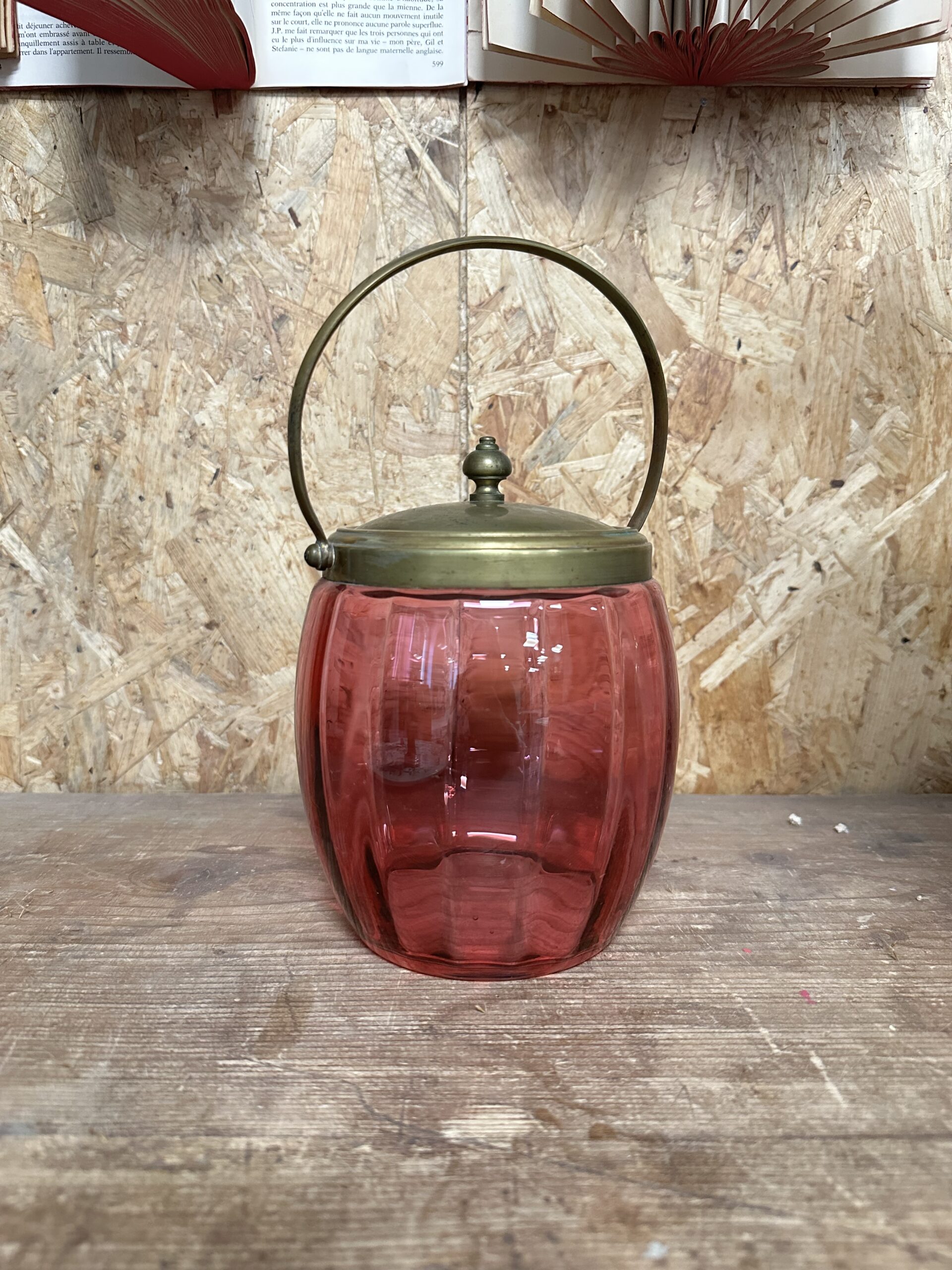 Ancien pot à biscuits en verre rose et laiton