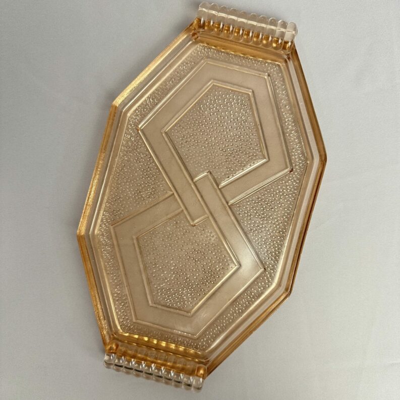 Ancien plateau en verre rosaline