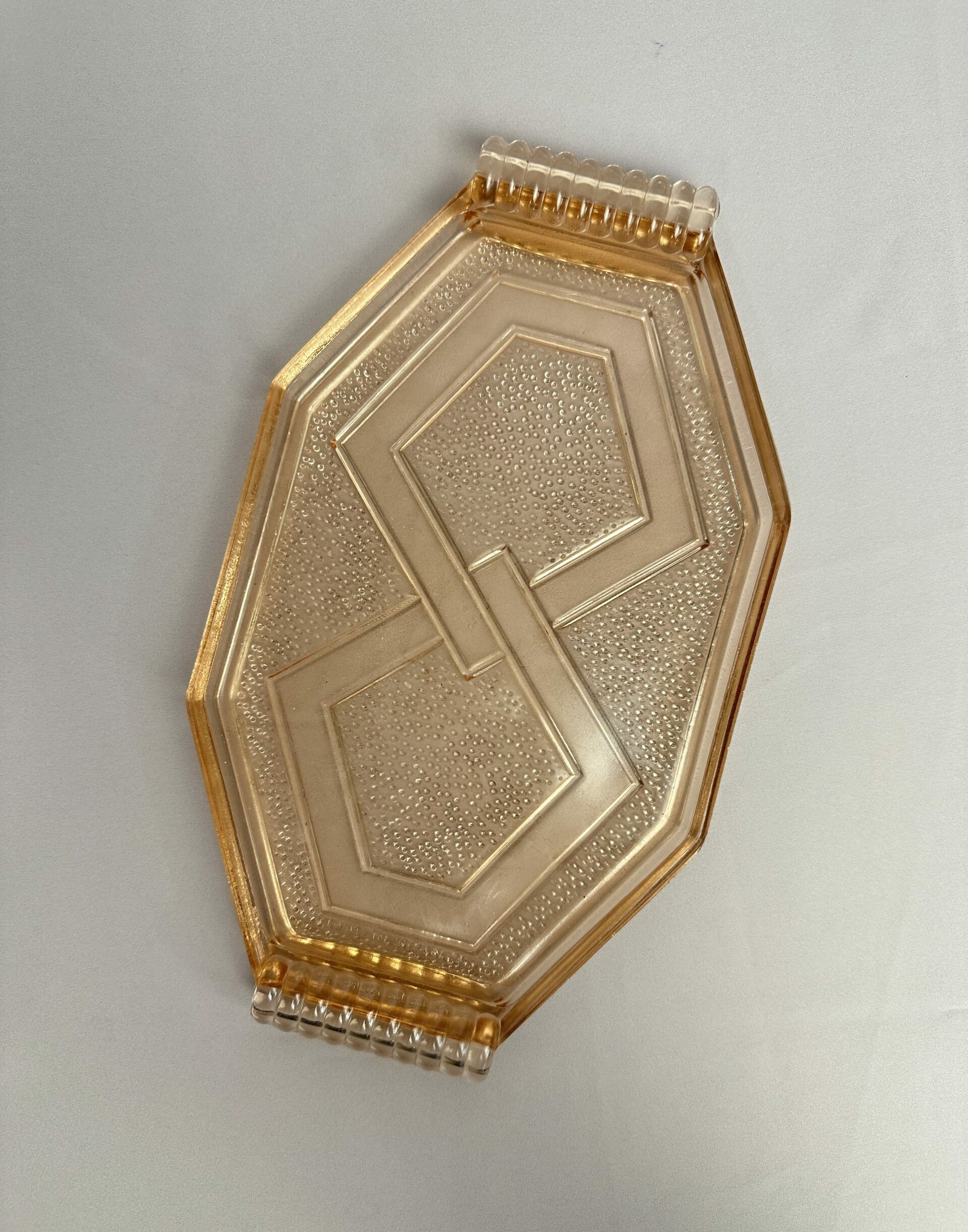 Ancien plateau en verre rosaline