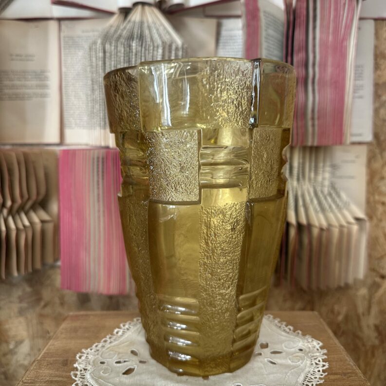 Vase stylisé verre jaune Art déco