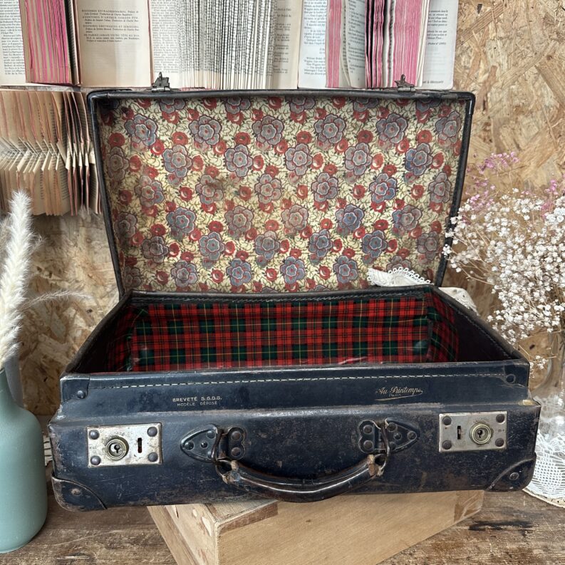 Ancienne valise rigide Au Printemps